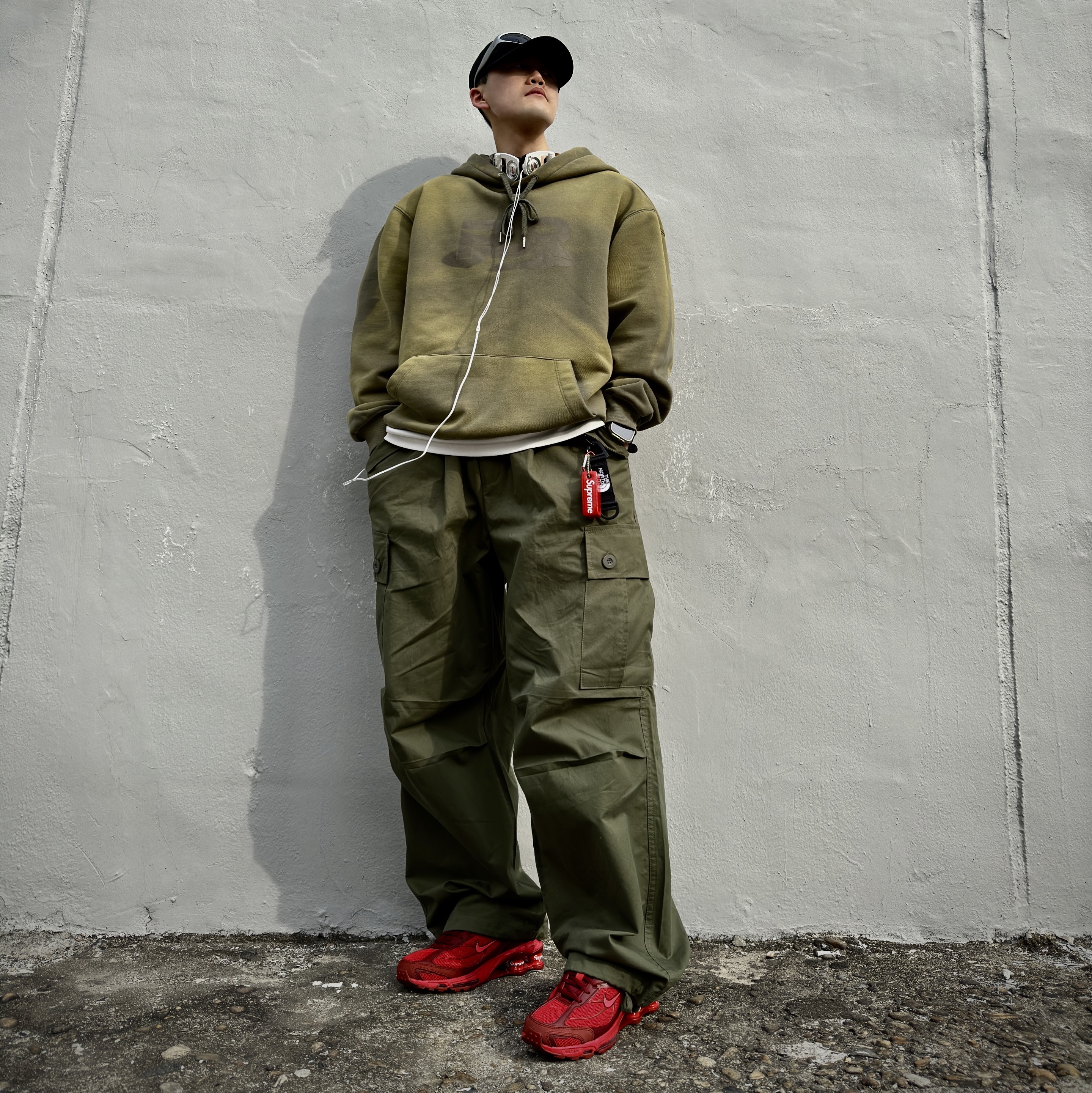 Supreme Floating Keychain Red - 23FW, Nike x Supreme Shox Ride 2 SP Red 착용 스타일 - 3