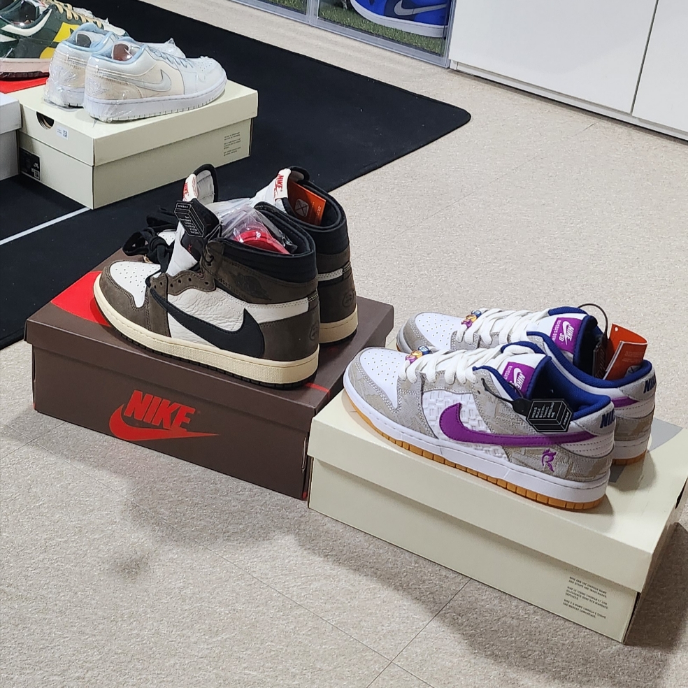 Jordan 1 x Travis Scott Retro High OG SP Mocha, Nike x Rayssa Leal SB Dunk Low PRM Pure Platinum Vivid Purple 착용 스타일 - 4