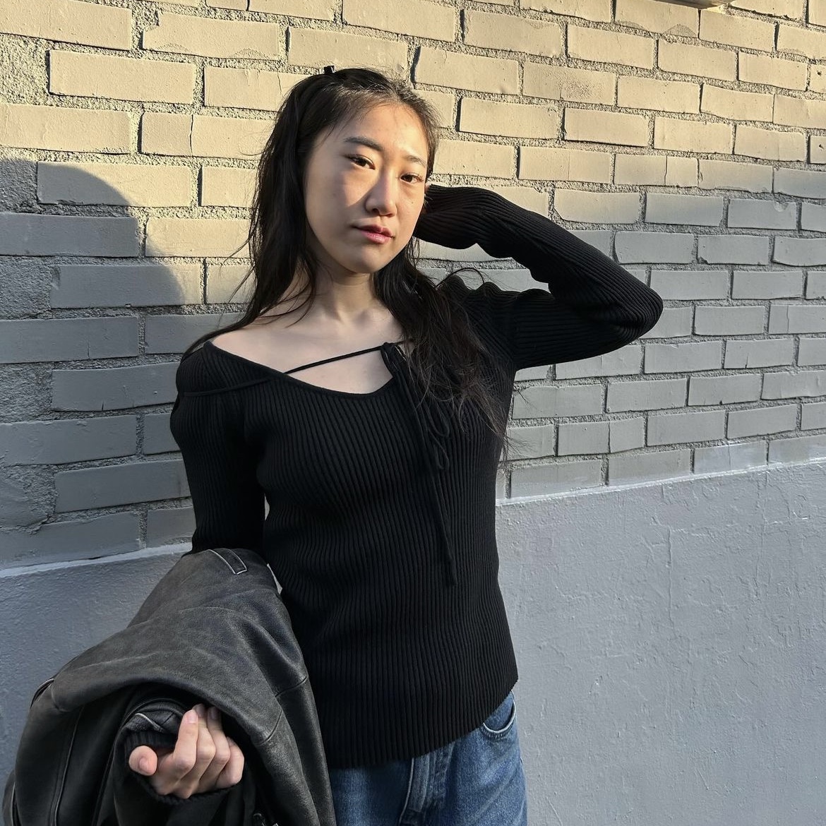 Diagonal V Neck Strap Knit Black 착용 스타일 - 2