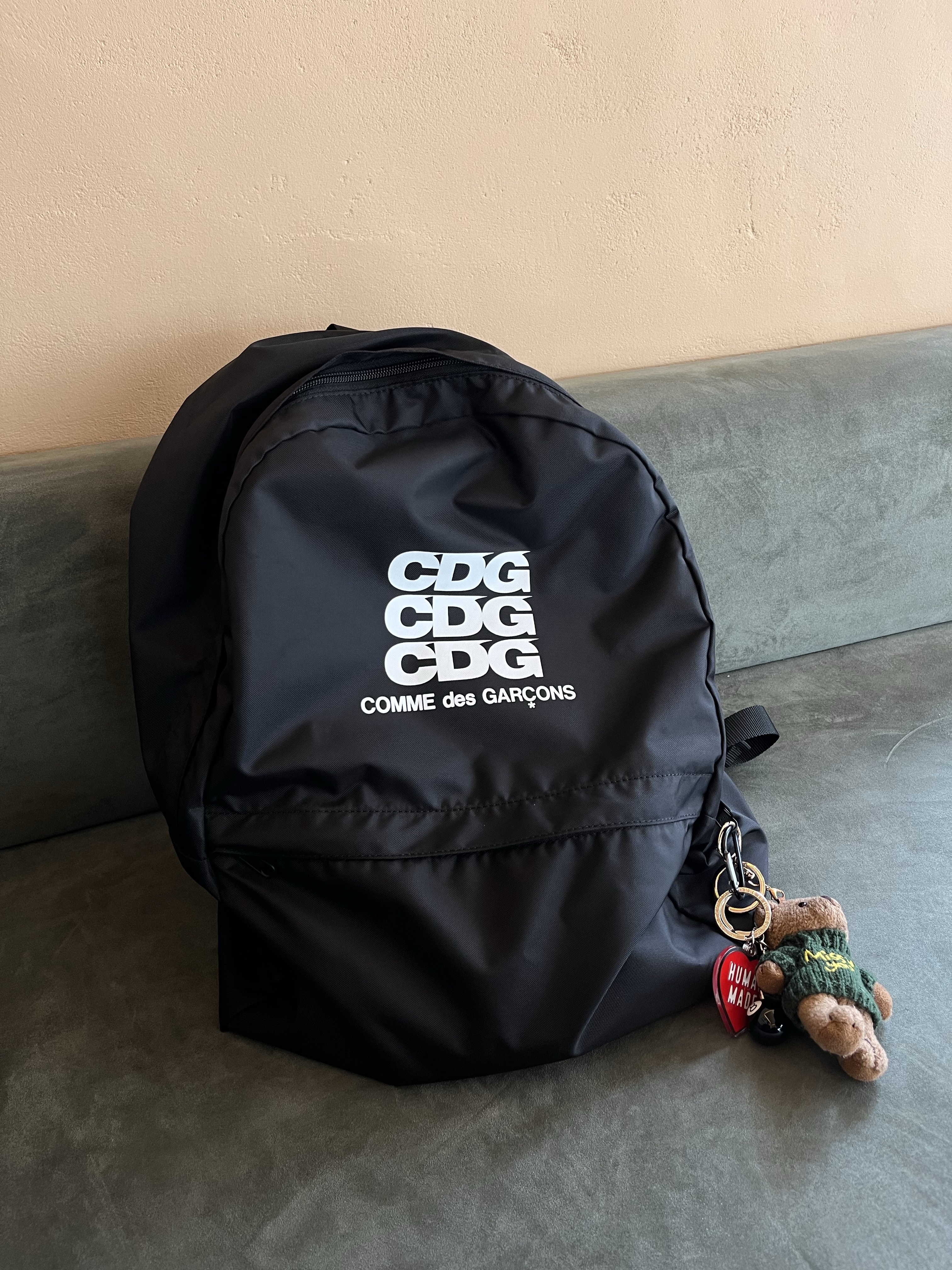 CDG Backpack Black 착용 스타일 - 3
