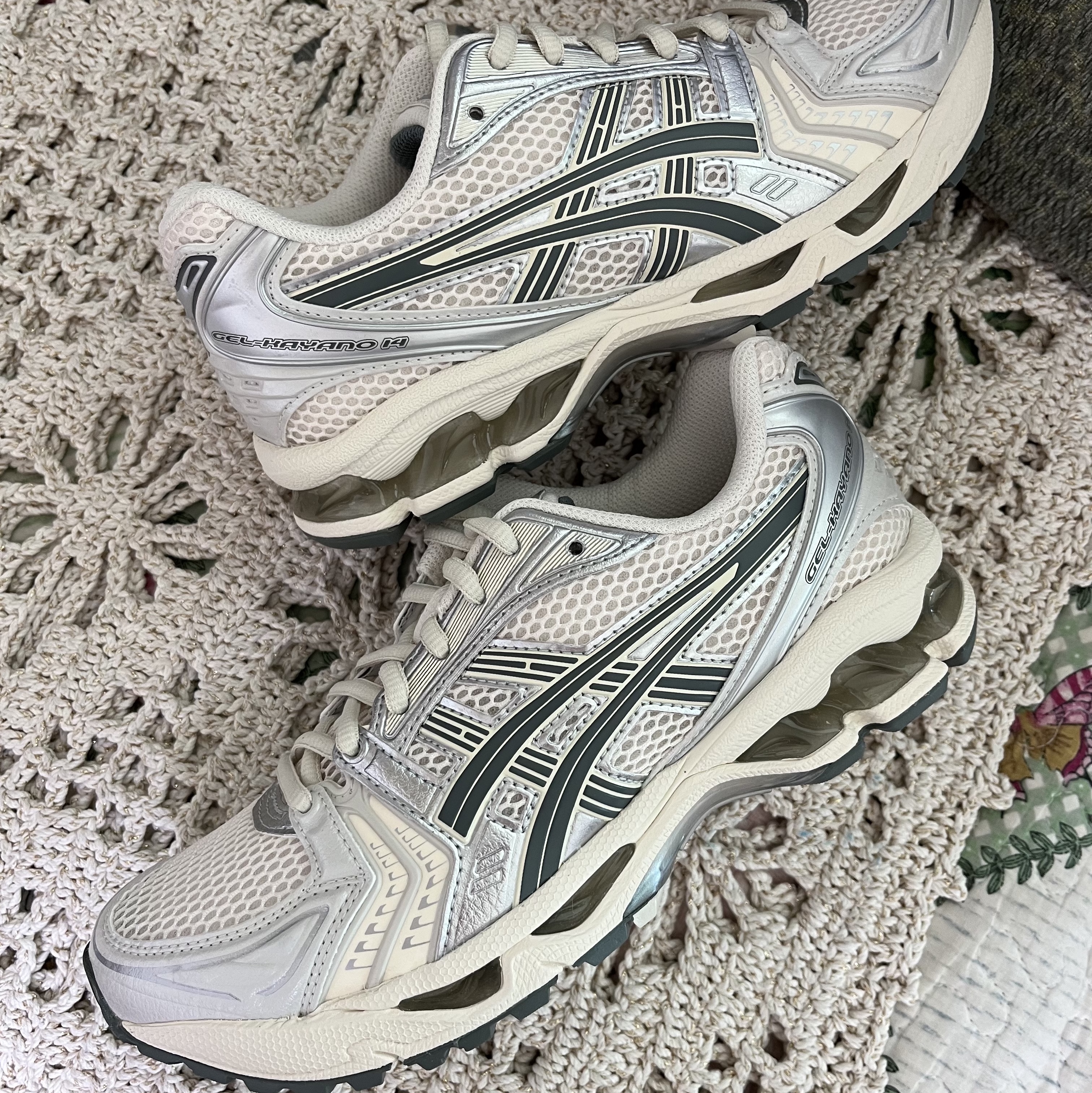 Asics Gel-Kayano 14 Birch Dark Pewter 착용 스타일
