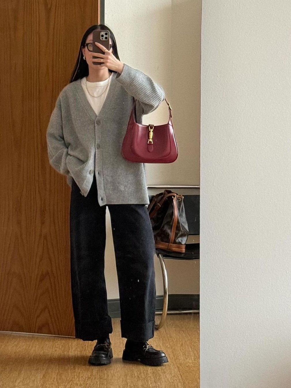 (W) Play Comme des Garcons Black Heart Knit Cardigan Grey, STU Round Neck Cardigan Light Grey with Chess Brooches 착용 스타일 - 3