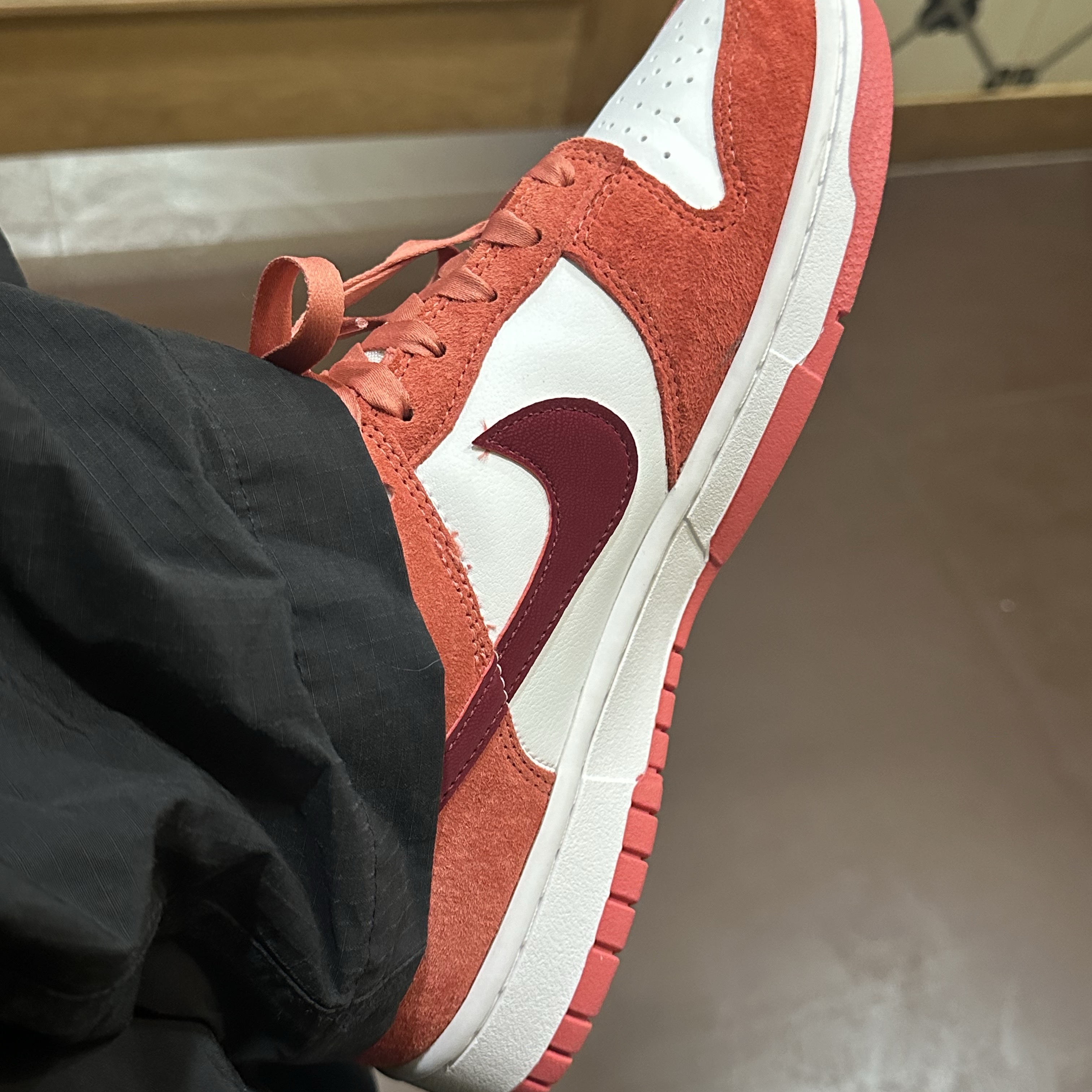 (W) Nike Dunk Low Valentine Day White Adobe 착용 스타일 - 1
