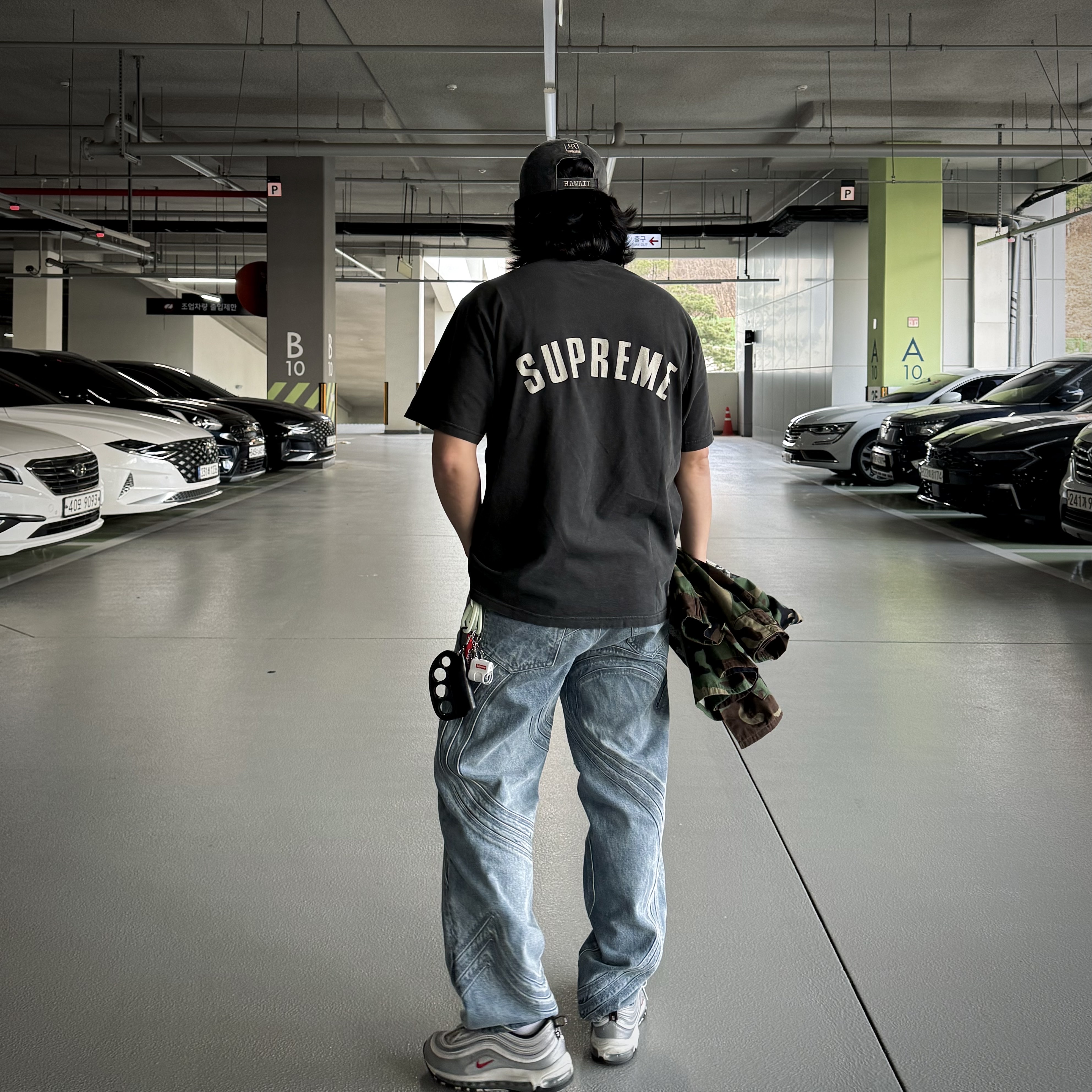 Supreme B.C. S/S T-Shirt Black - 22FW, Supreme Cracked Arc S/S Top Black - 24SS 착용 스타일 - 3