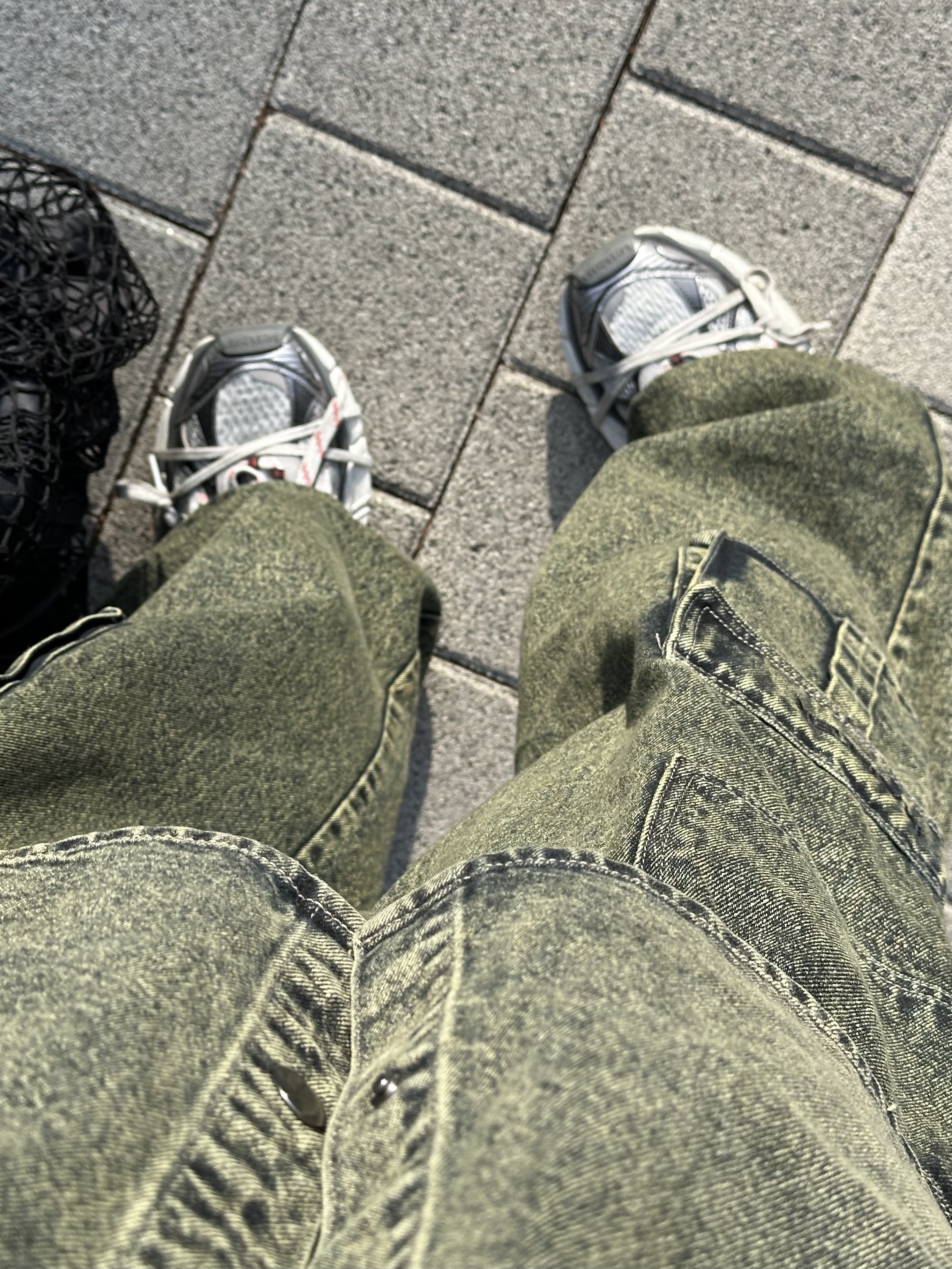 Balenciaga 3XL Sneakers Grey White Red 착용 스타일 - 6