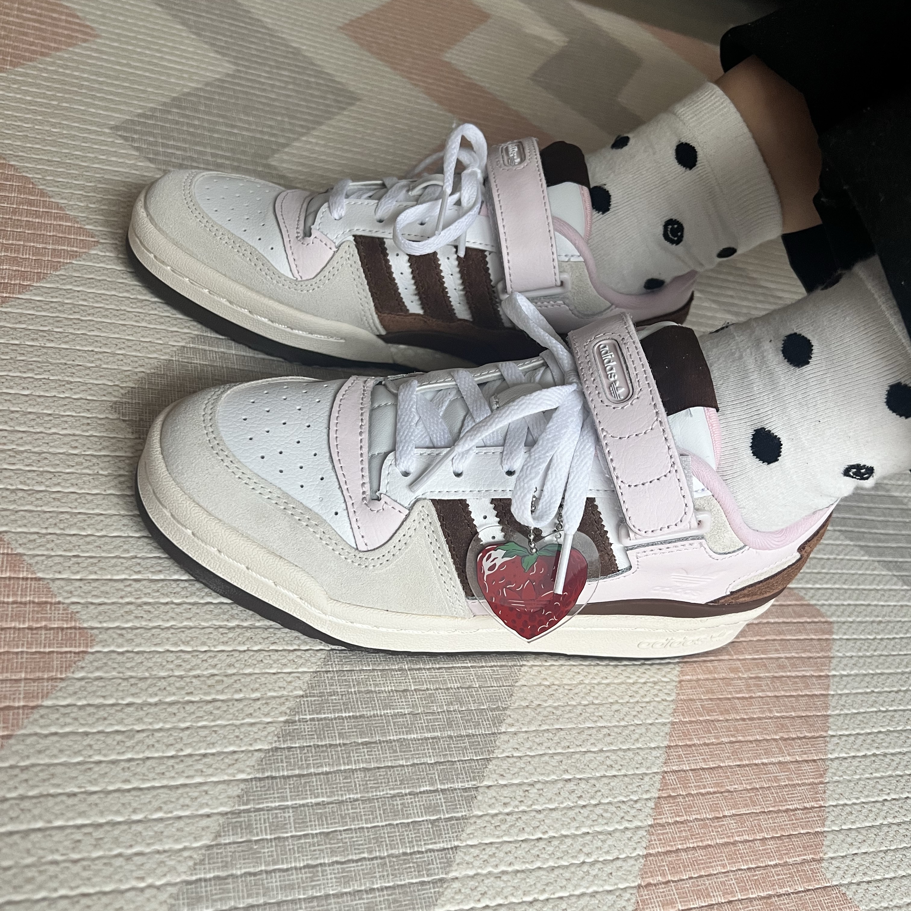 (W) Adidas Forum Low Cloud White Pantone 착용 스타일