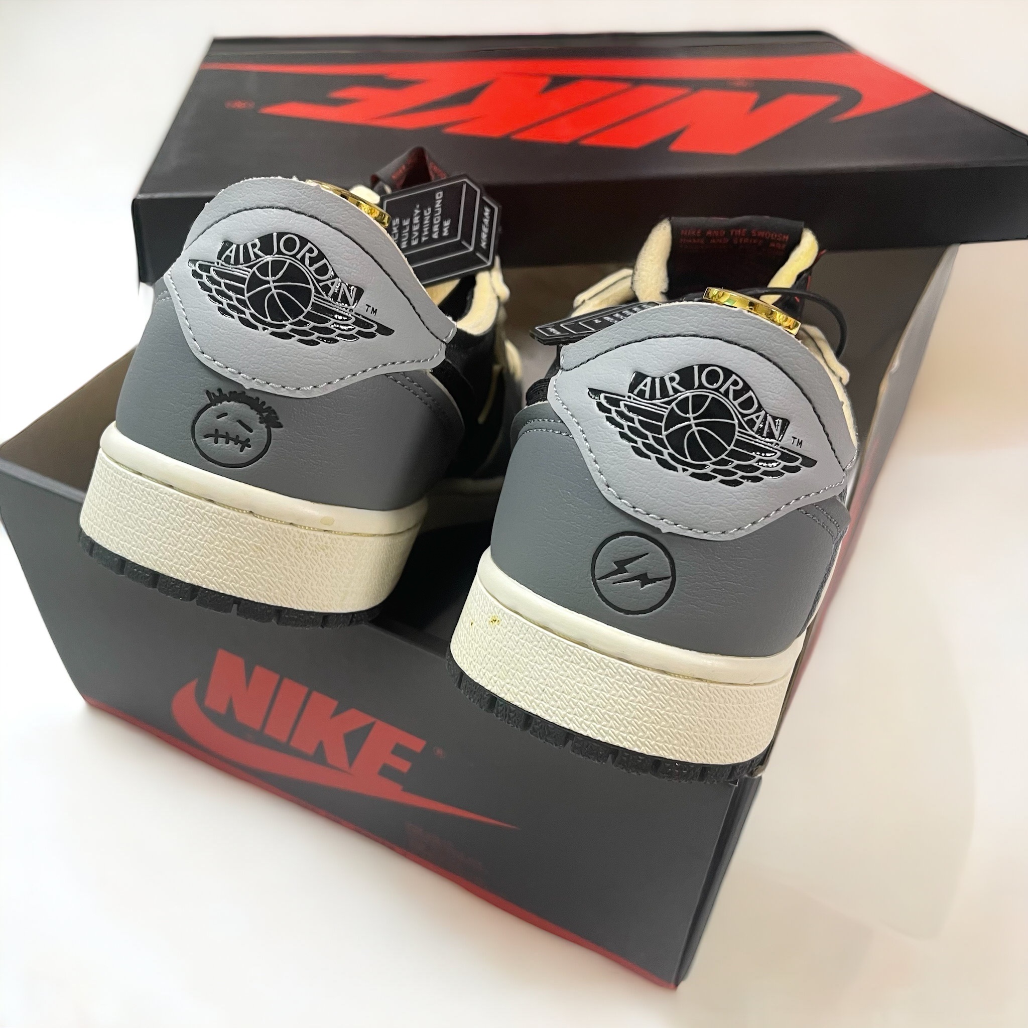Jordan 1 Retro Low OG EX Black and Smoke Grey 착용 스타일 - 4