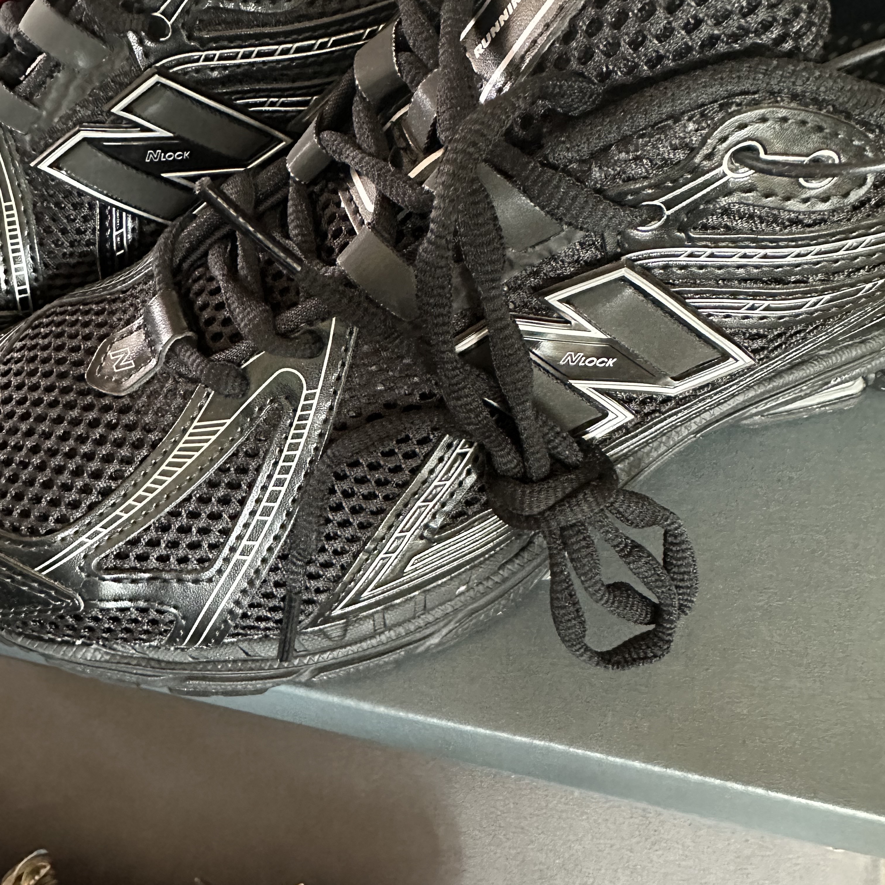 New Balance 1906R Black Silver Metallic 착용 스타일