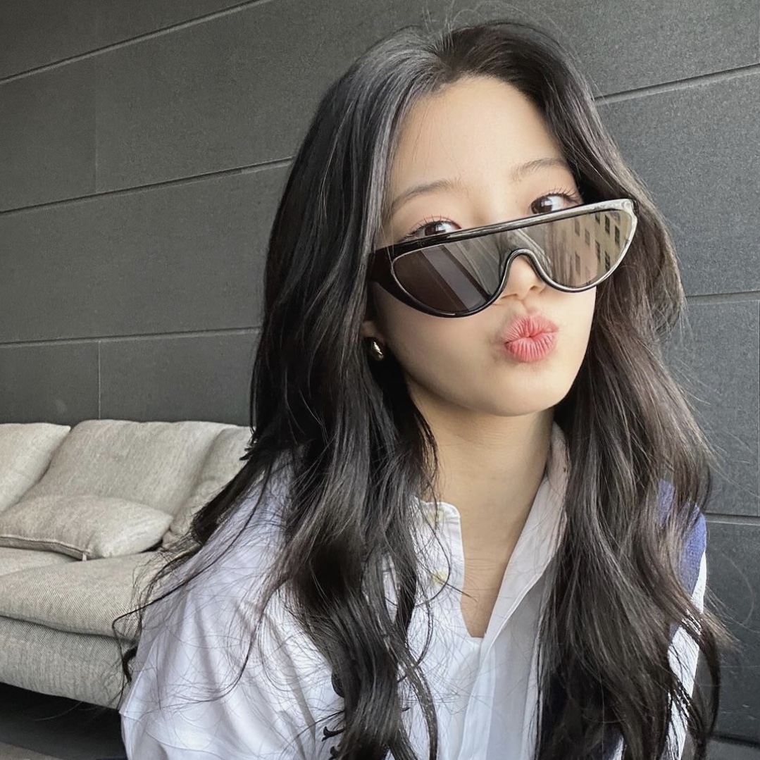 Louis Vuitton LV Split Cat Eye Sunglasses Black 착용 스타일 - 4