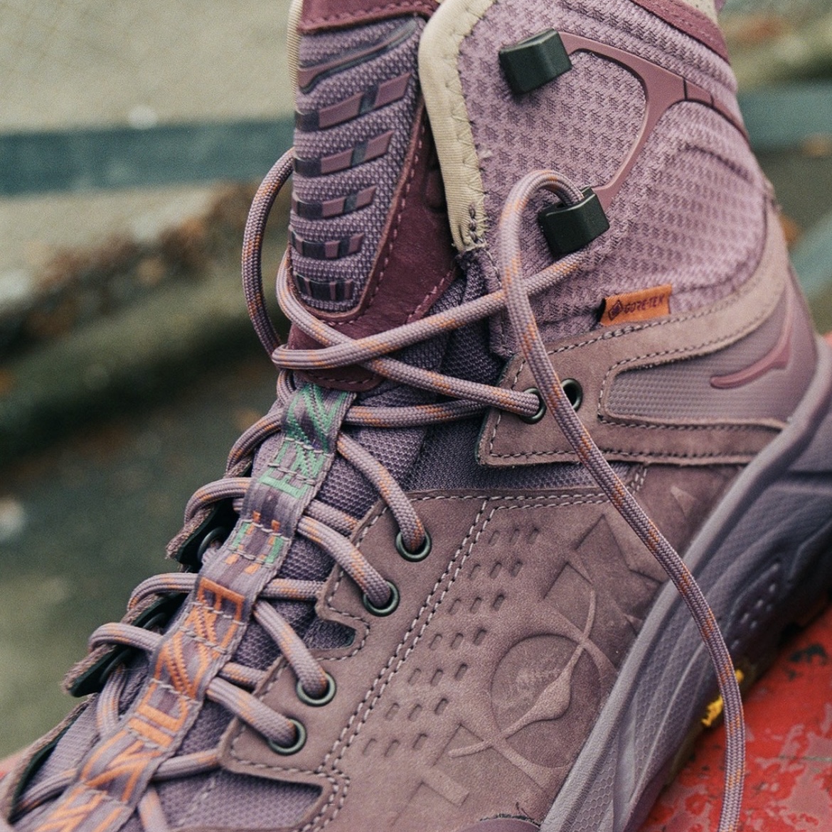 Hoka x Bodega Tor Ultra High Flint Eggplant 착용 스타일 - 2