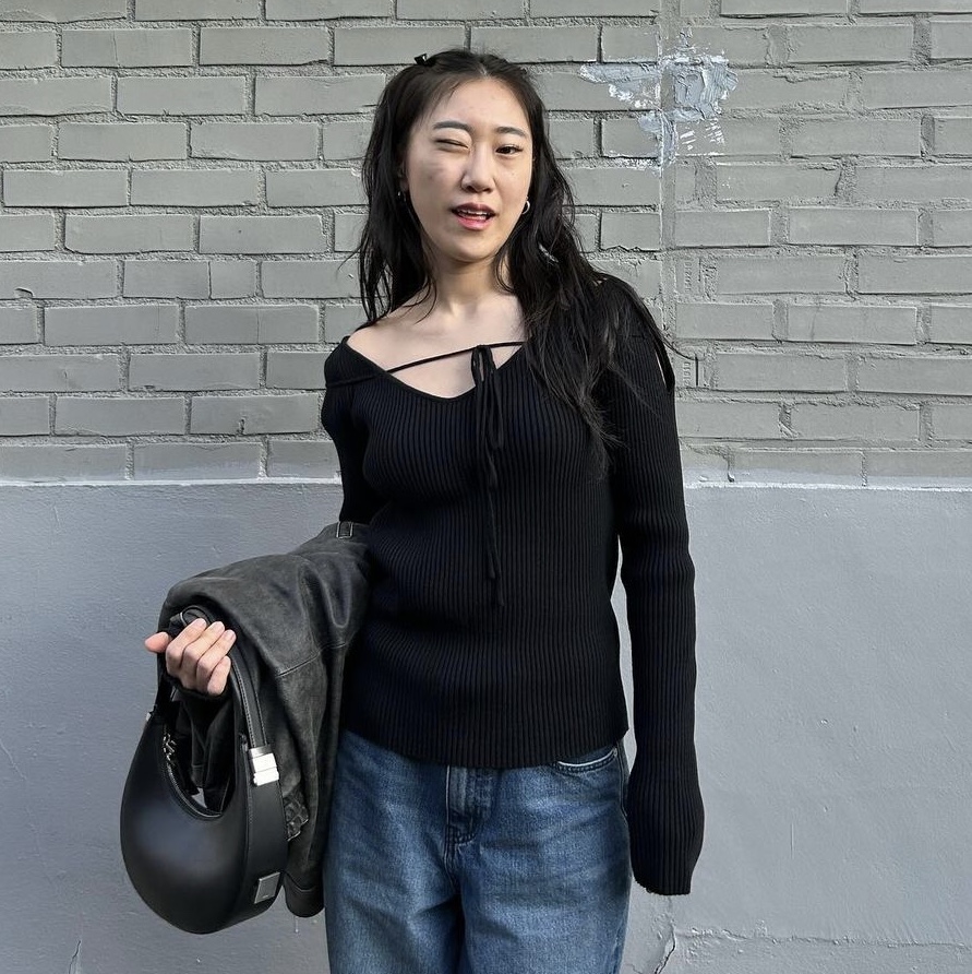 Diagonal V Neck Strap Knit Black 착용 스타일 - 3