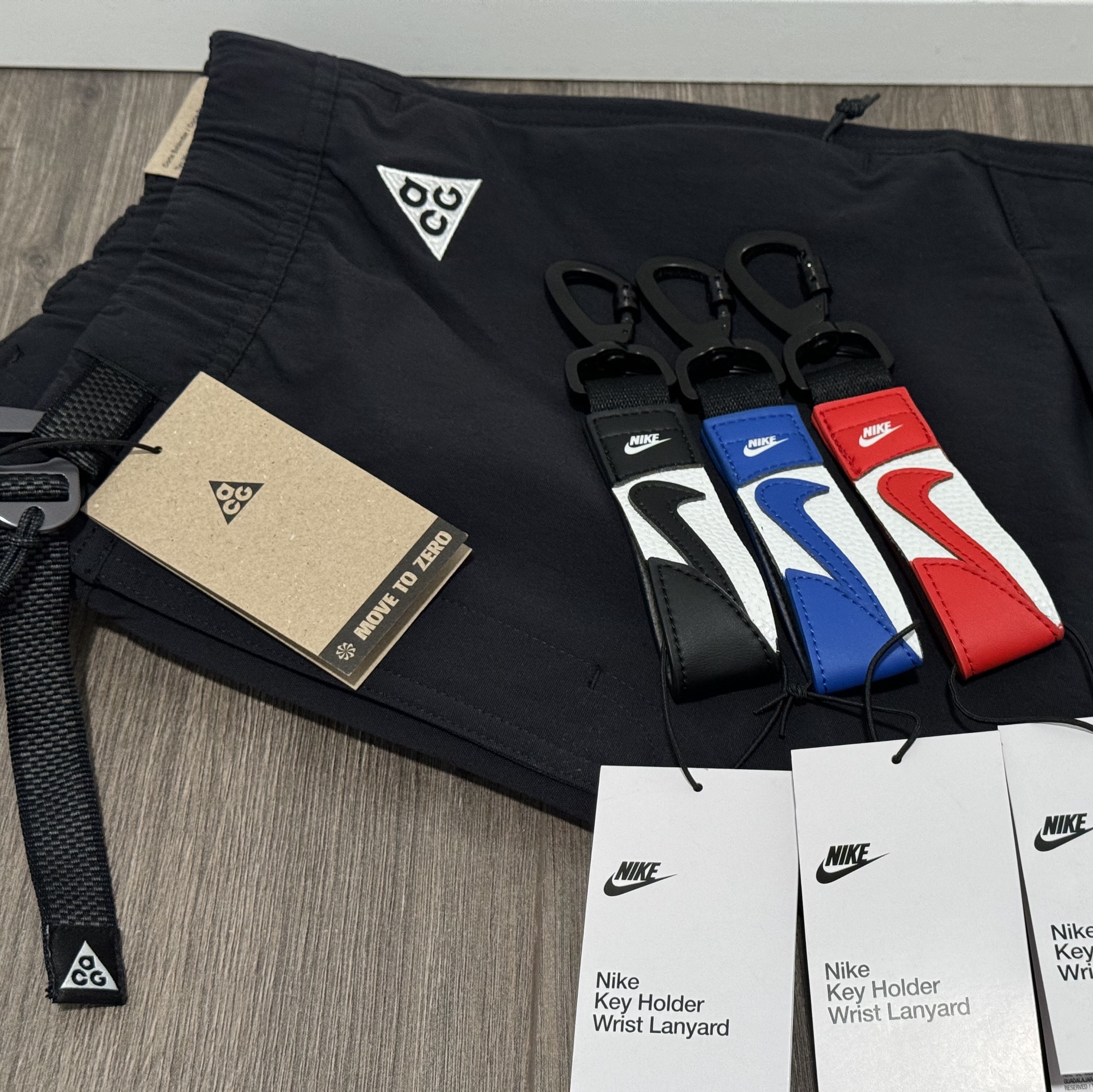 Nike Carabiner Keychain Black White, Nike Carabiner Keychain Red White 착용 스타일