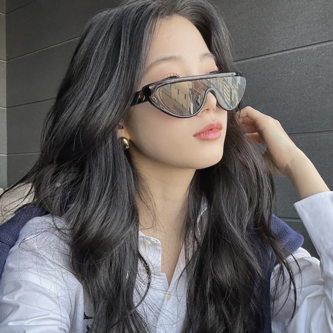 Louis Vuitton LV Split Cat Eye Sunglasses Black 착용 스타일 - 3