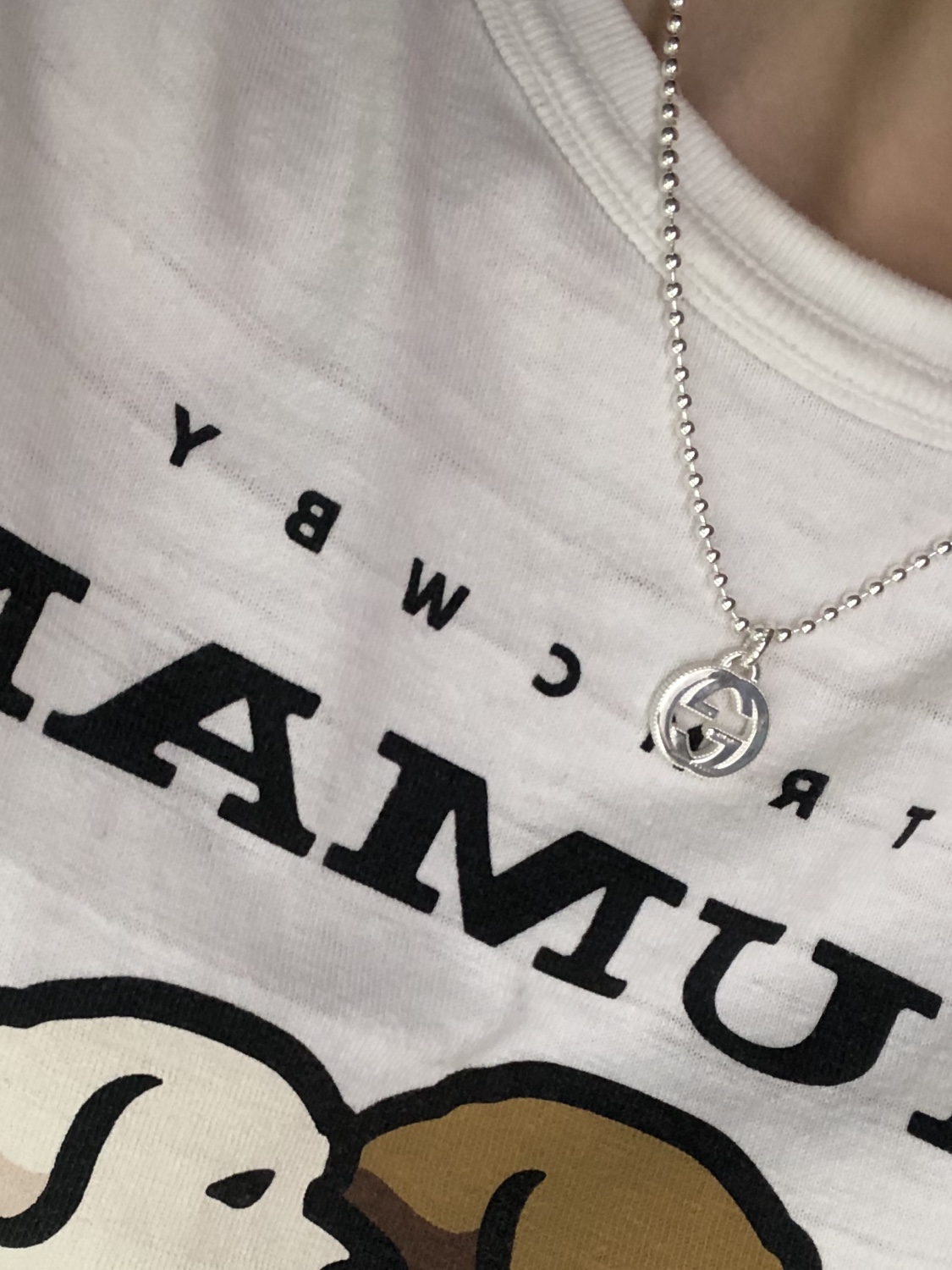 Gucci Interlocking G Pendant Necklace Silver, Human Made Graphic T-Shirt #12 White 착용 스타일 - 3
