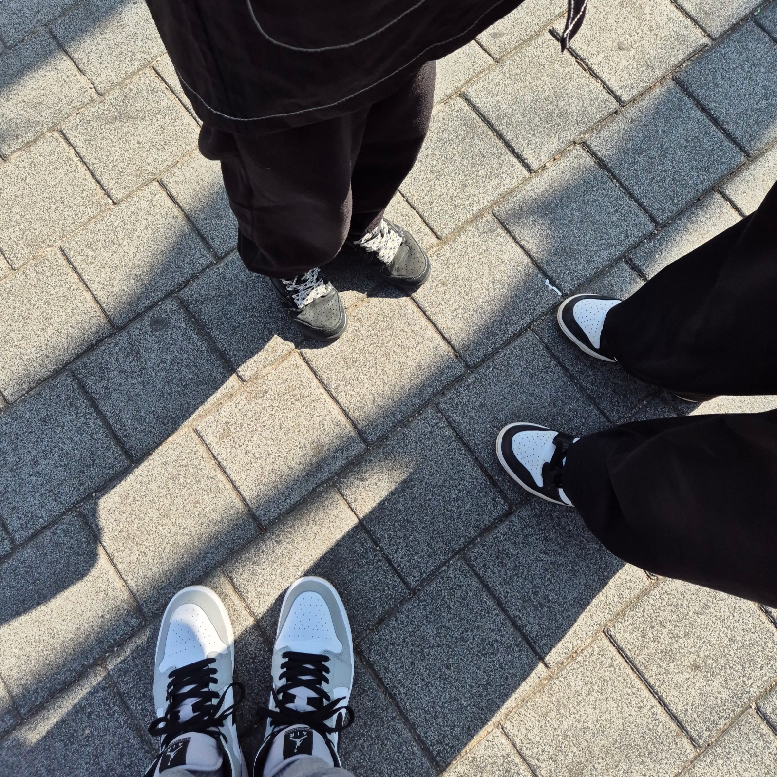Jordan 1 Mid Light Smoke Grey, (GS) Nike Dunk Low Black 착용 스타일