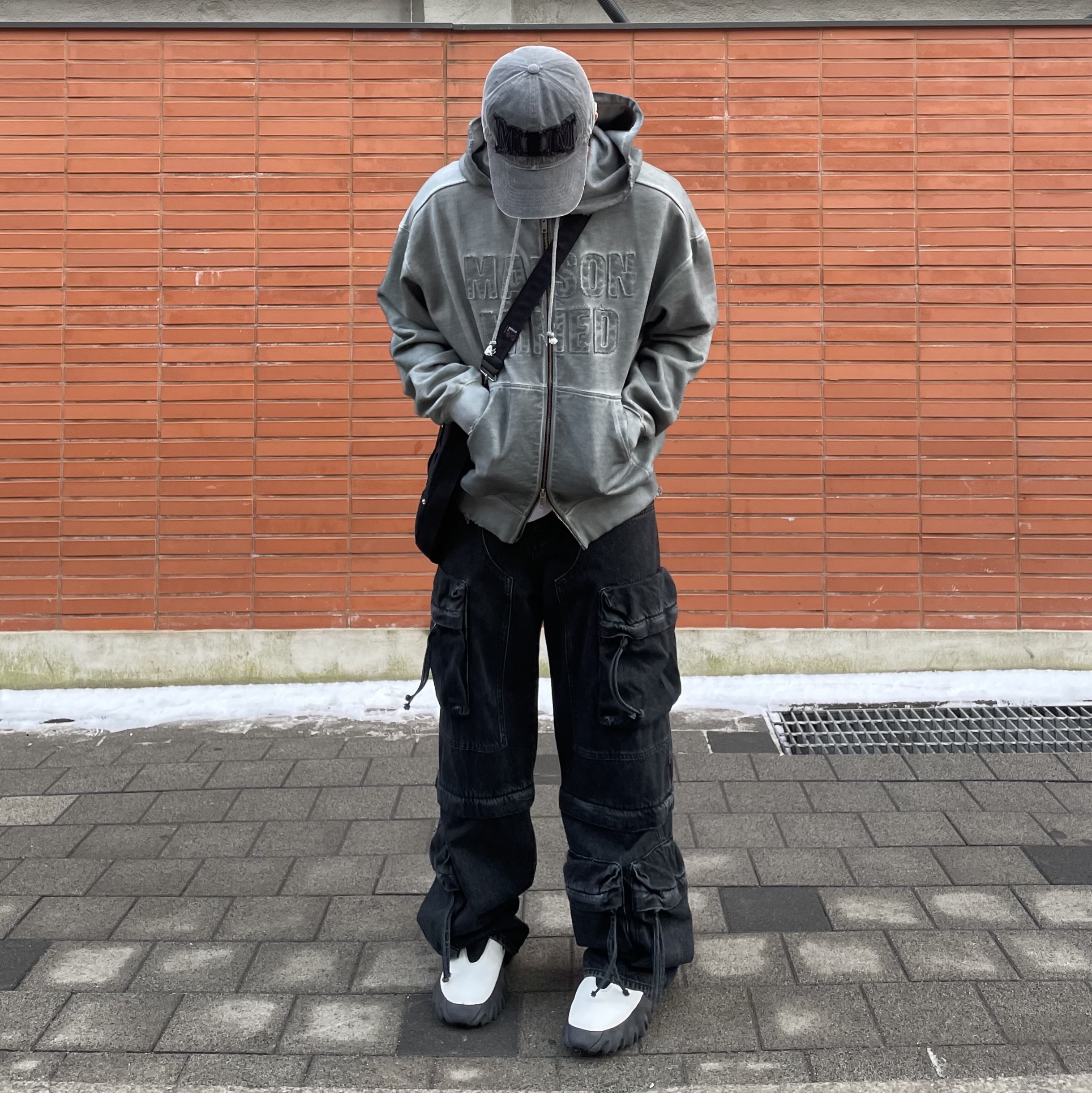 Oakley Factory Team x Brain Dead x Ssense Chop Saw Mule White 착용 스타일 - 1