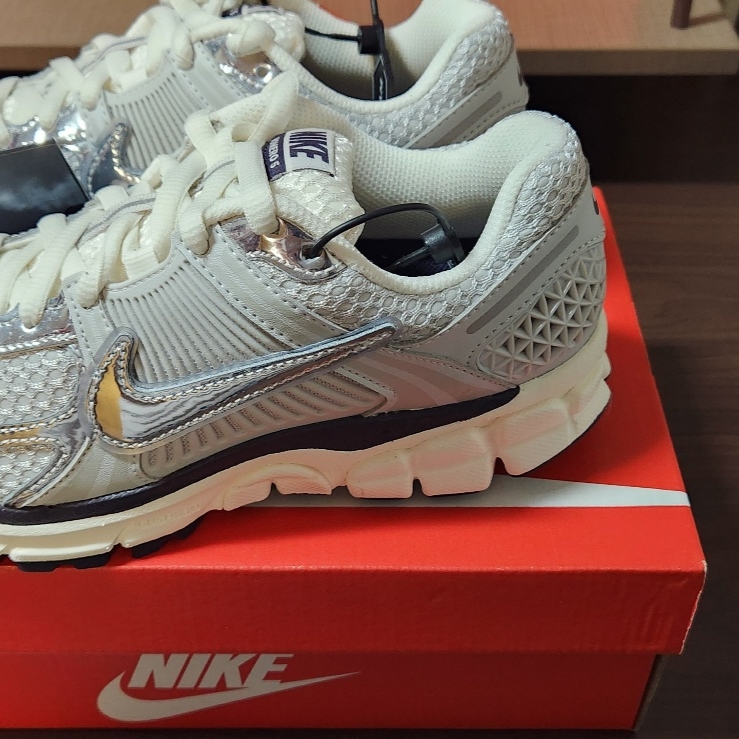 (W) Nike Zoom Vomero 5 Photon Dust and Metallic Silver 착용 스타일 - 1