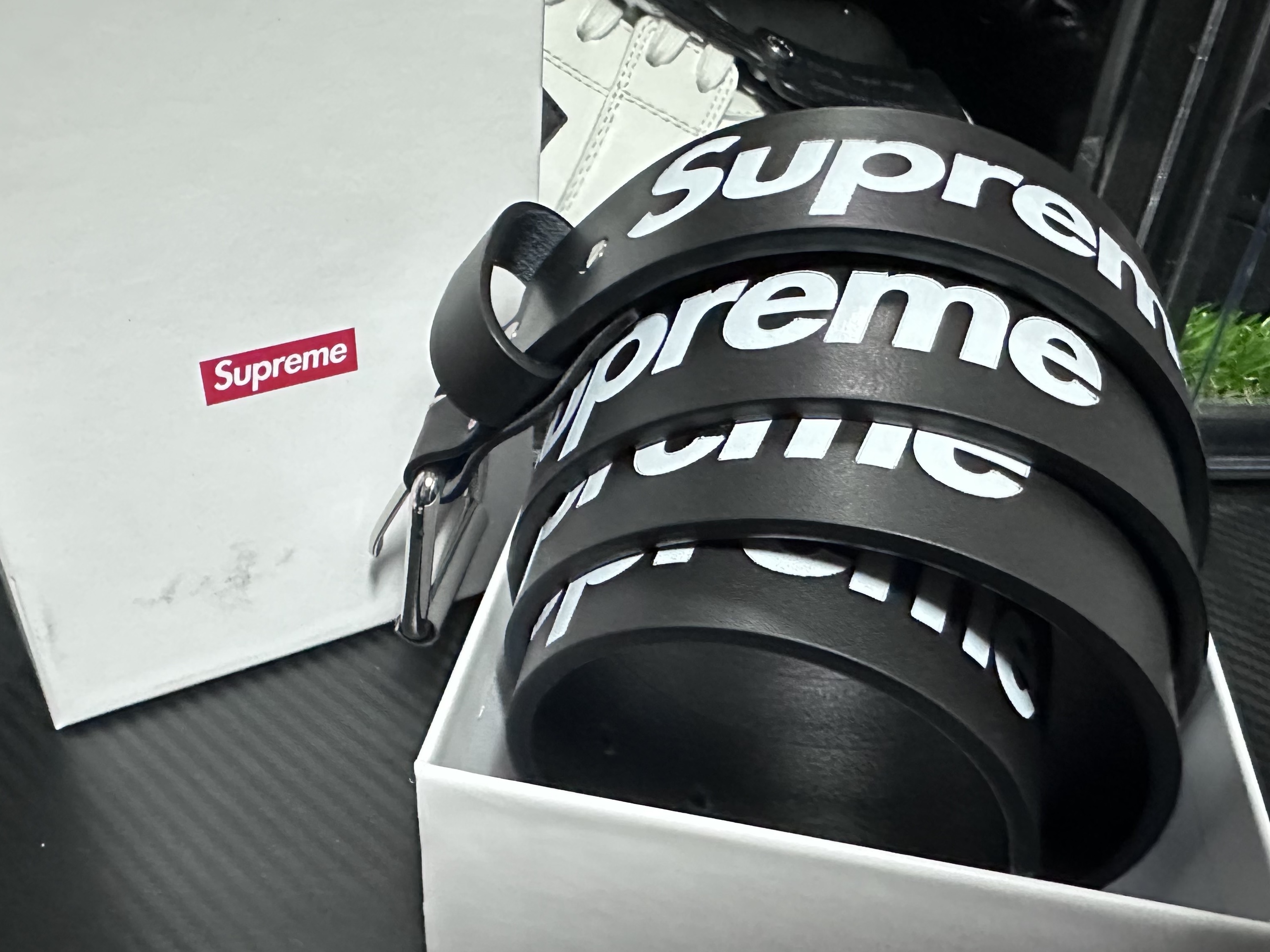 Supreme Repeat Leather Belt Black 착용 스타일