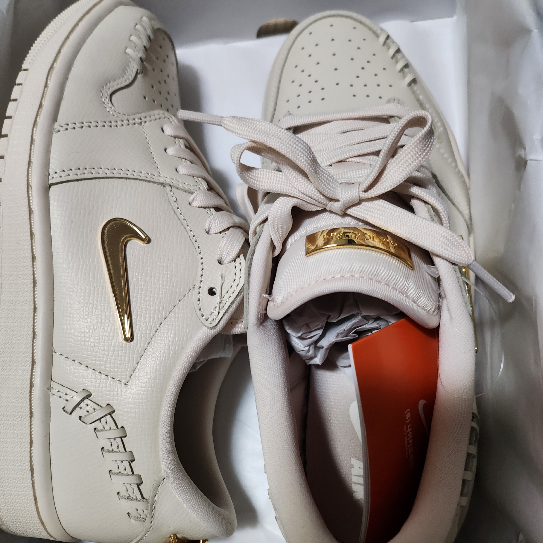 (W) Jordan 1 Low Method of Make Legend Light Brown Metallic Gold 착용 스타일 - 1