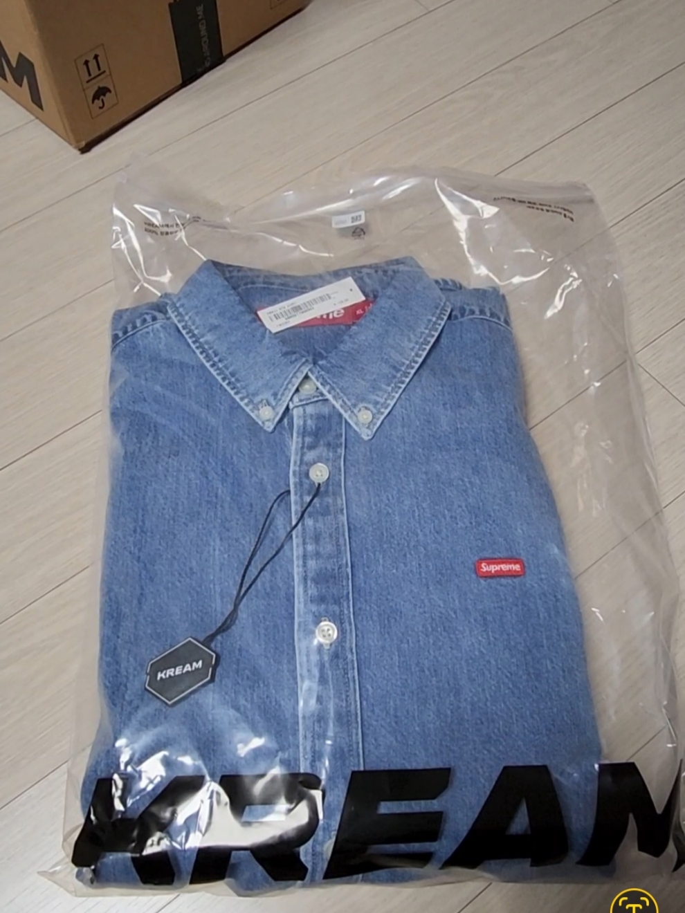Supreme Small Box Shirt Denim - 23FW, Nike Zoom Vomero 5 PRM Light Iron Ore and Flat Fewter 착용 스타일 - 4
