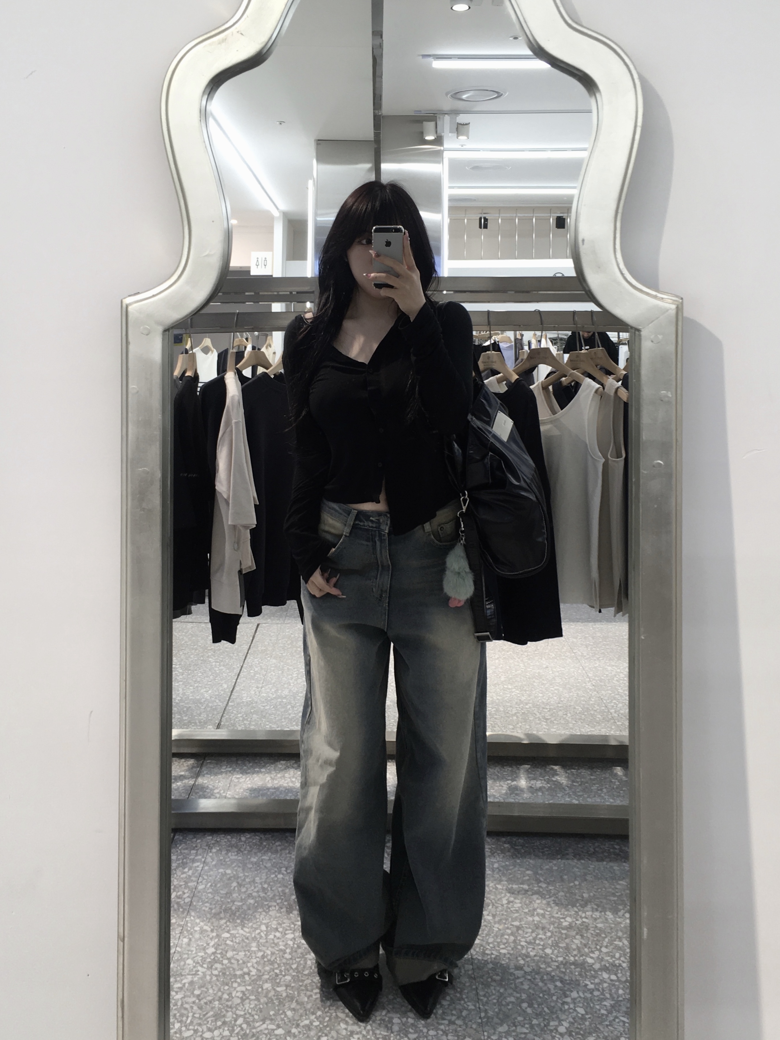 Matin Kim Big Coating Tote Bag Black 착용 스타일 - 2