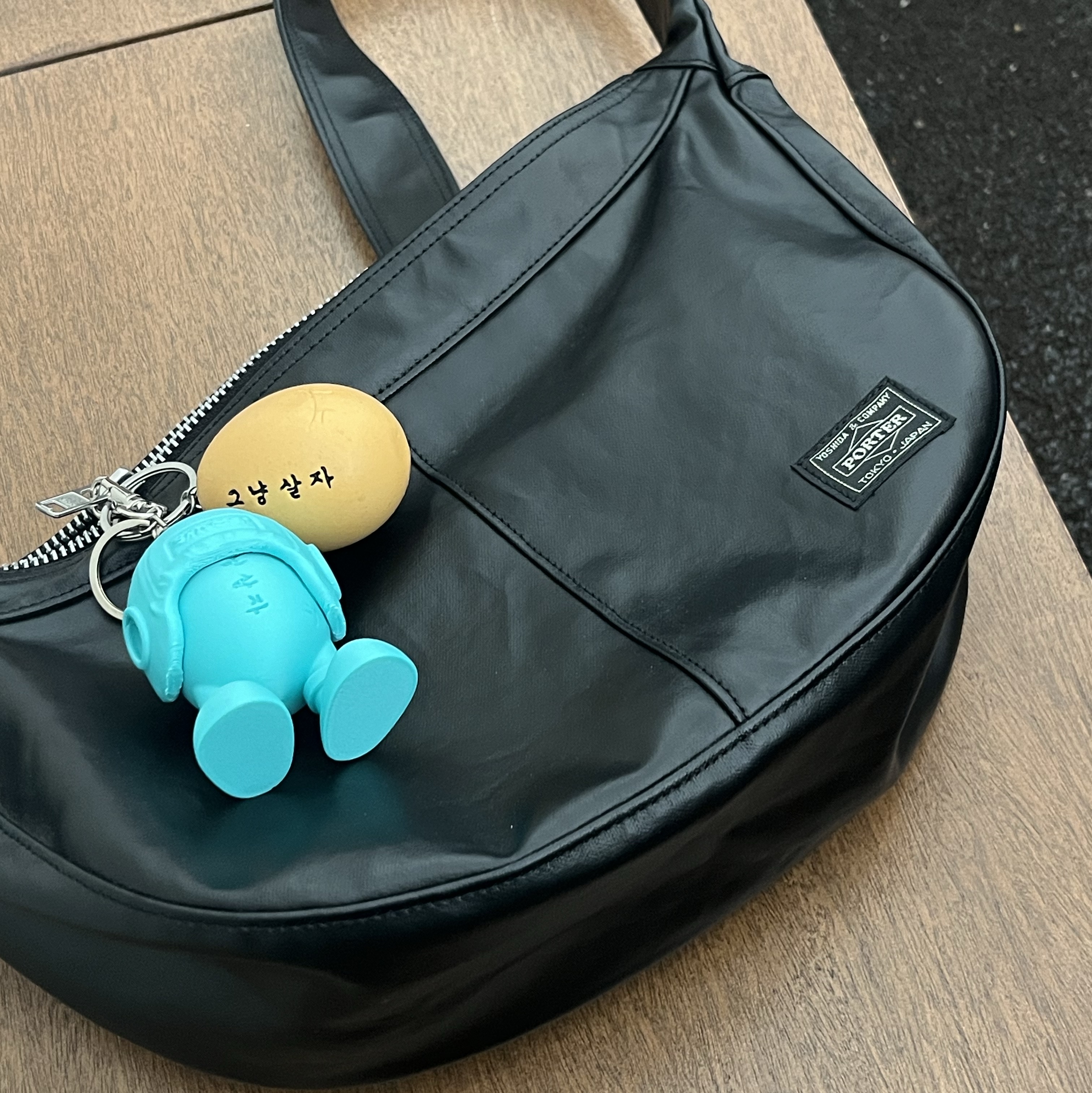 Porter Free Style Shoulder Bag Black 착용 스타일