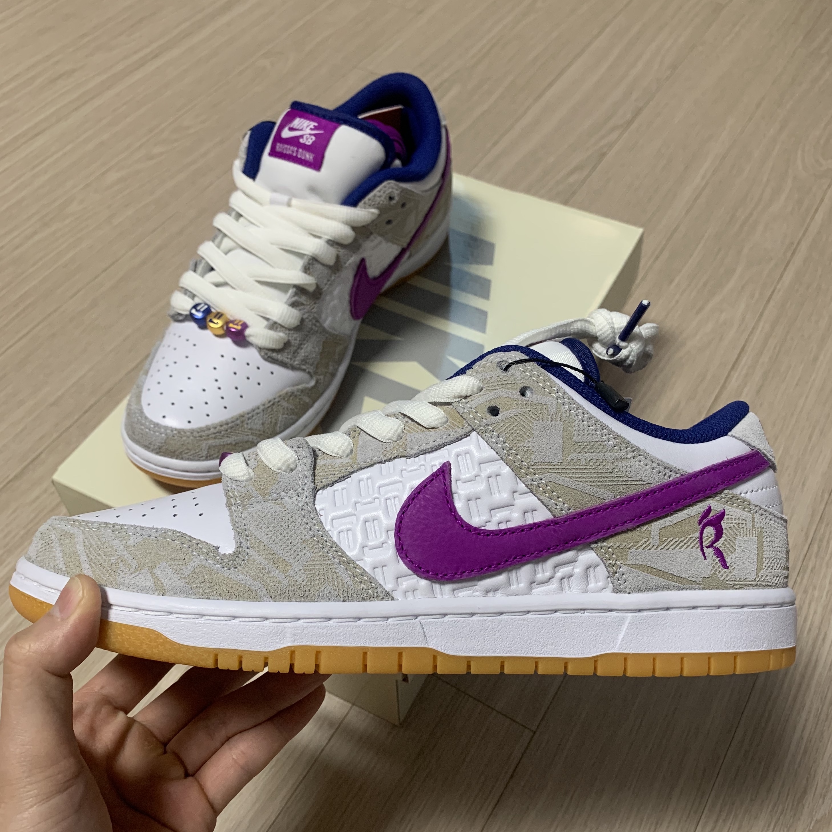 Nike x Rayssa Leal SB Dunk Low PRM Pure Platinum Vivid Purple 착용 스타일 - 2