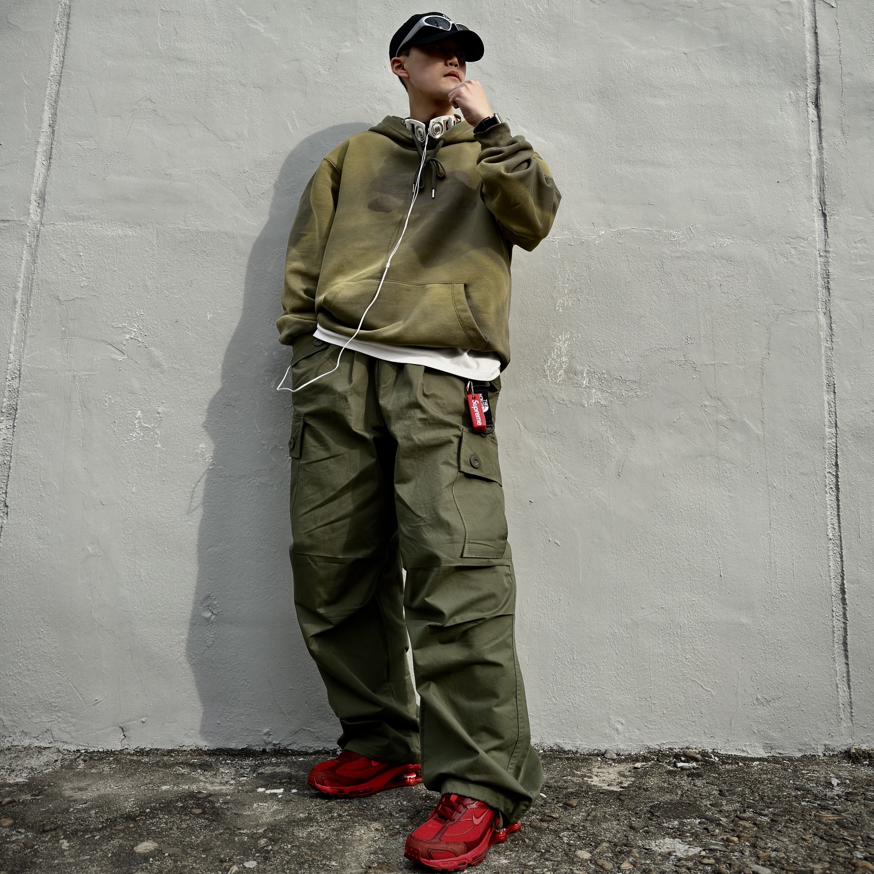 Supreme Floating Keychain Red - 23FW, Nike x Supreme Shox Ride 2 SP Red 착용 스타일 - 2