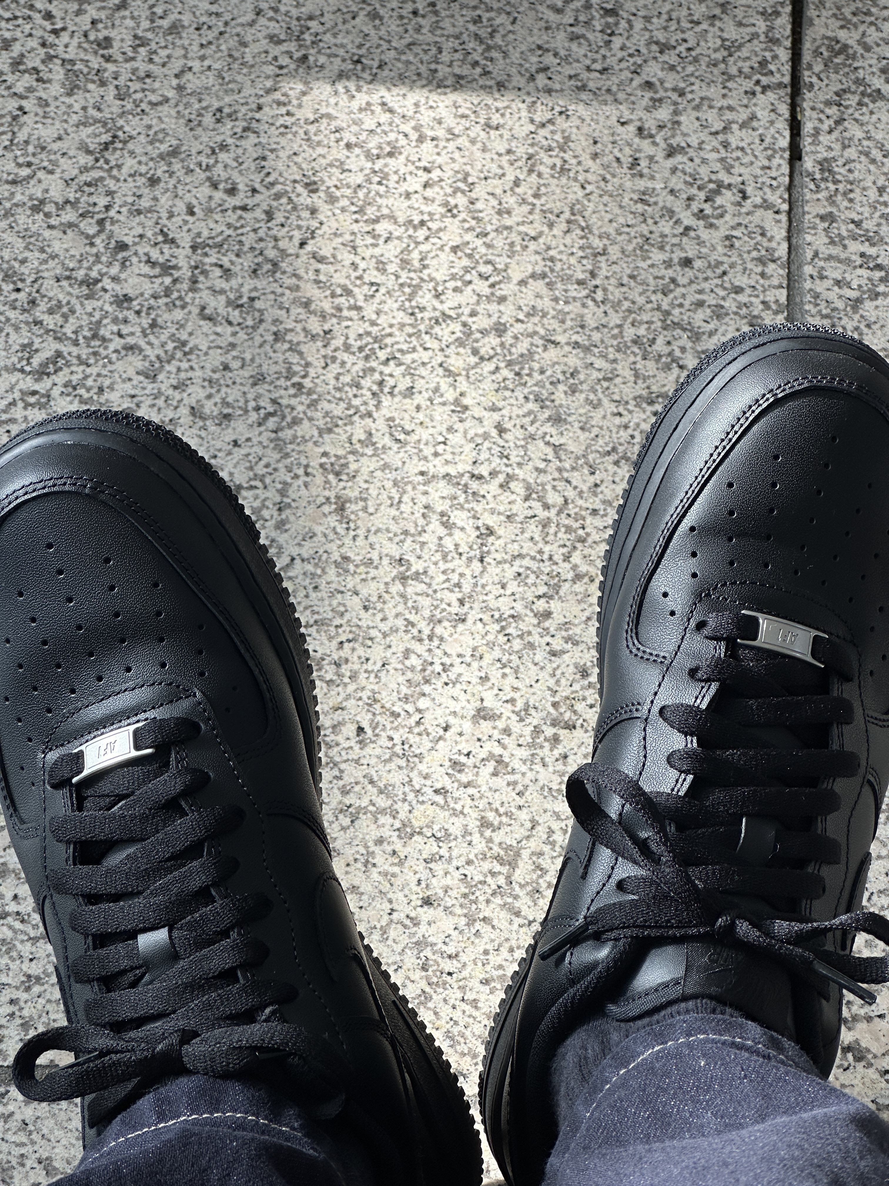 Nike Air Force 1 '07 Low Triple Black 착용 스타일