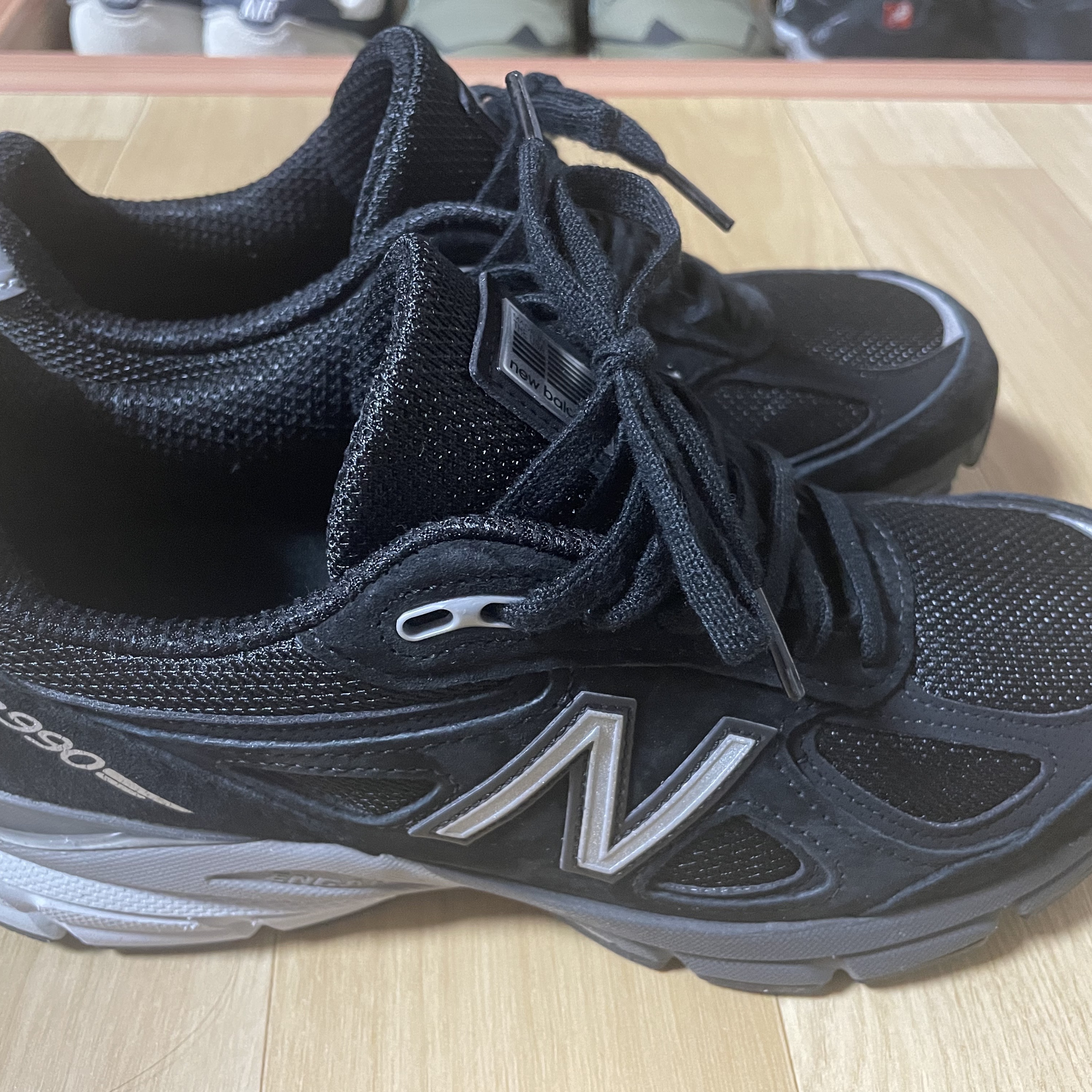 New Balance 990v4 Made in USA Black Silver 착용 스타일 - 4