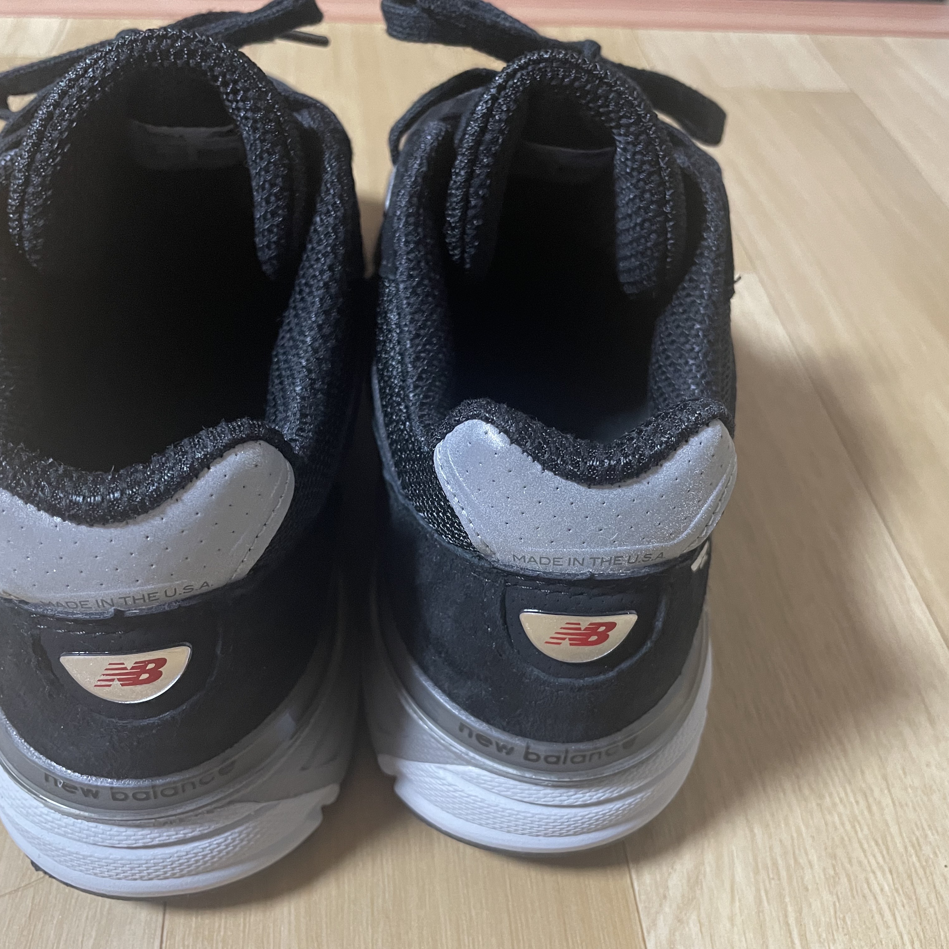 New Balance 990v4 Made in USA Black Silver 착용 스타일 - 3