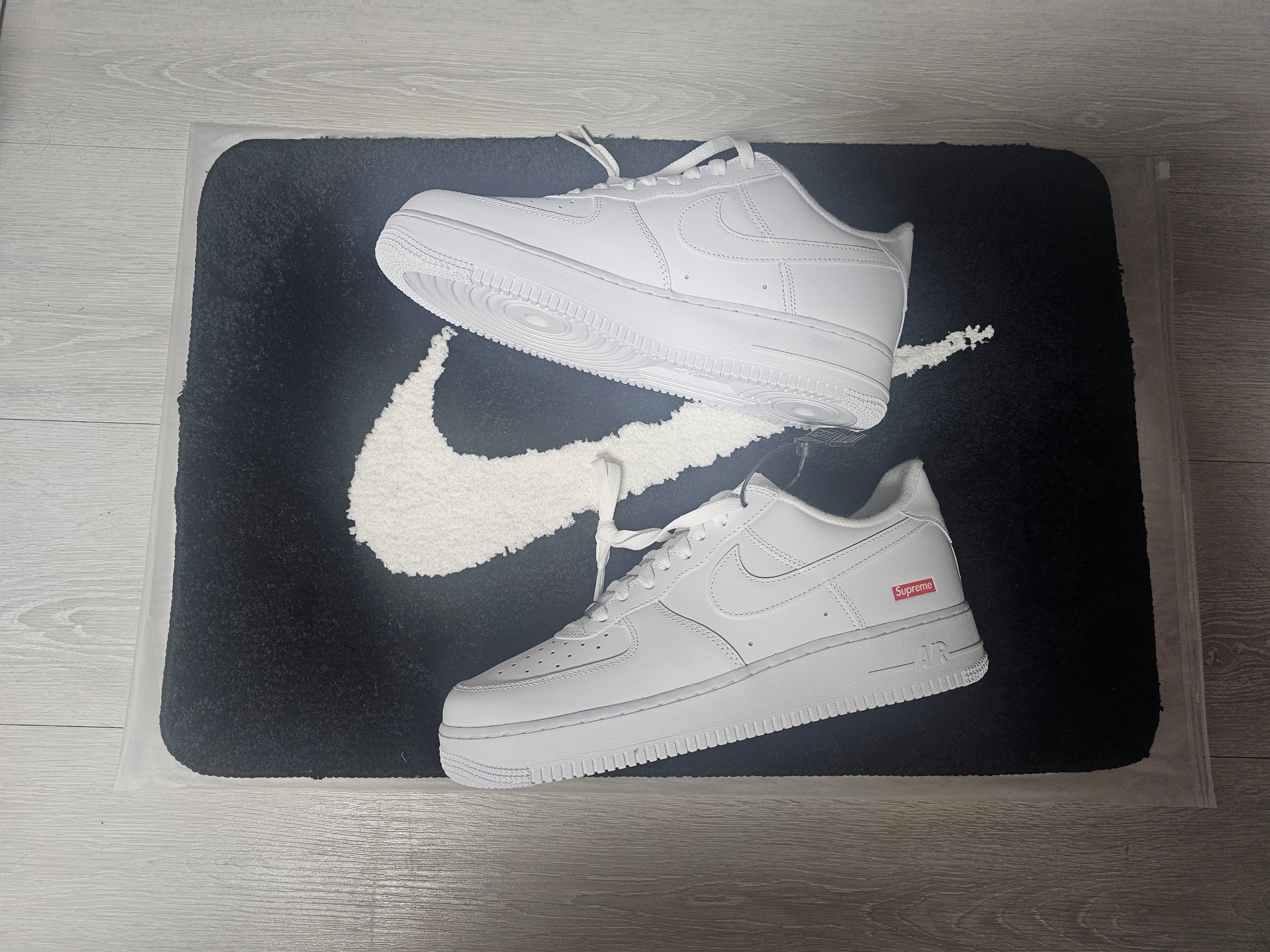 Nike x Supreme Air Force 1 Low White 착용 스타일 - 2