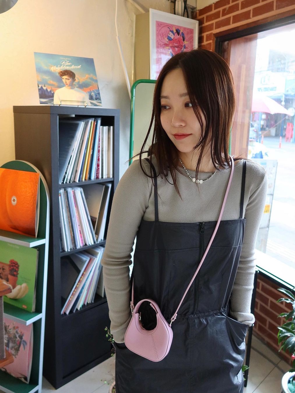 STUDIOTABLE Crepe Mini Bag Pink, STUDIOTABLE Crepe Mini Bag Black 착용 스타일