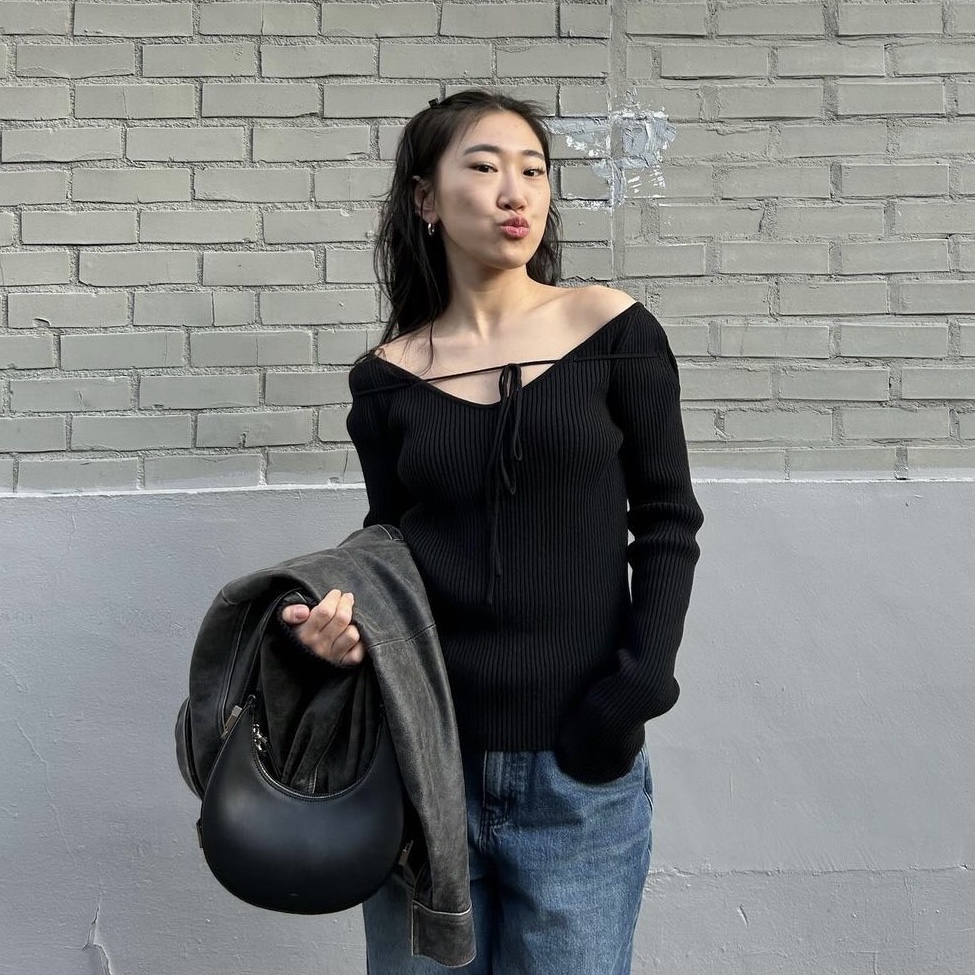 Diagonal V Neck Strap Knit Black 착용 스타일 - 1