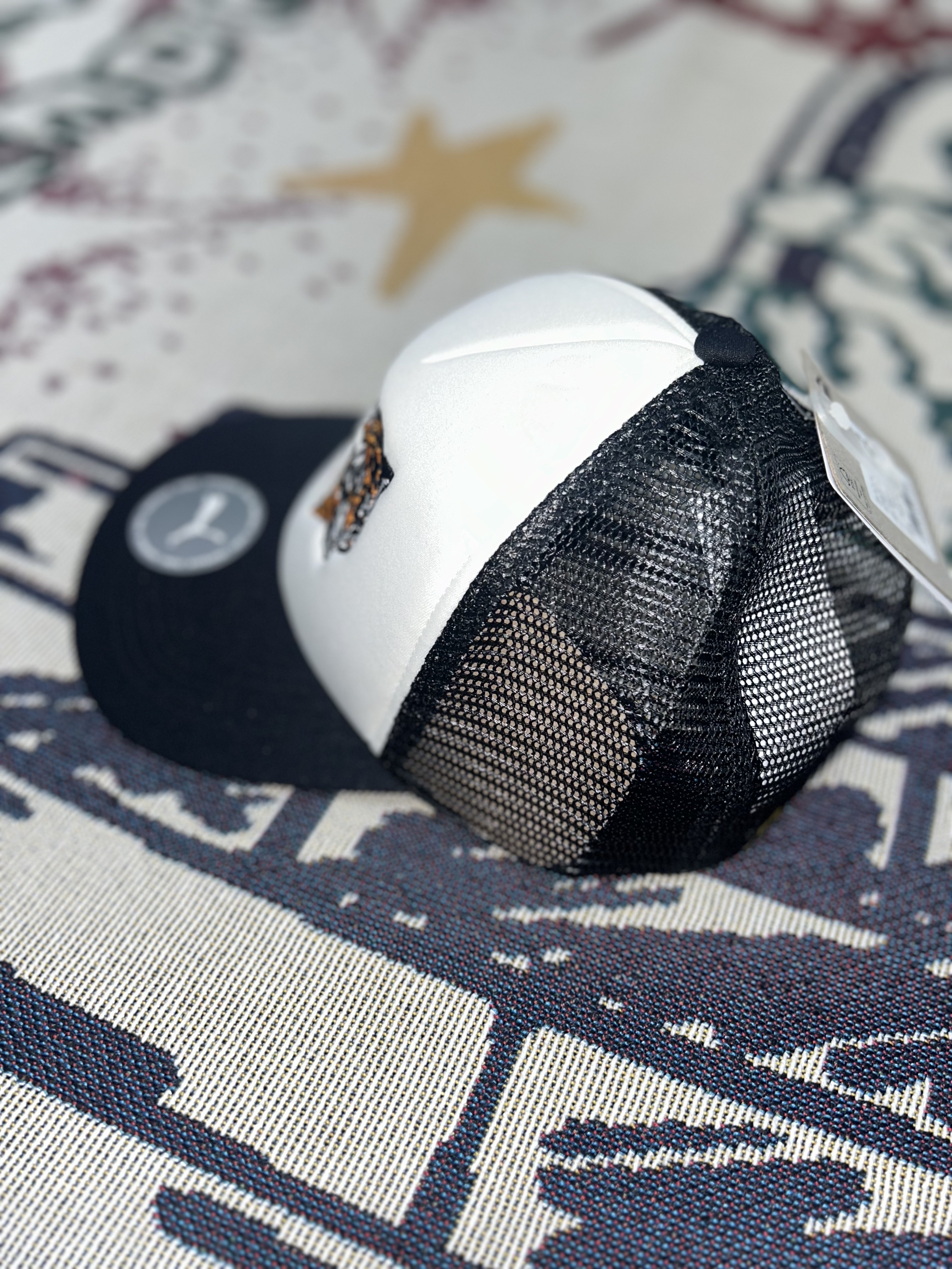 Gen.G Esports Logo Trucker Cap Warm White 착용 스타일 - 3