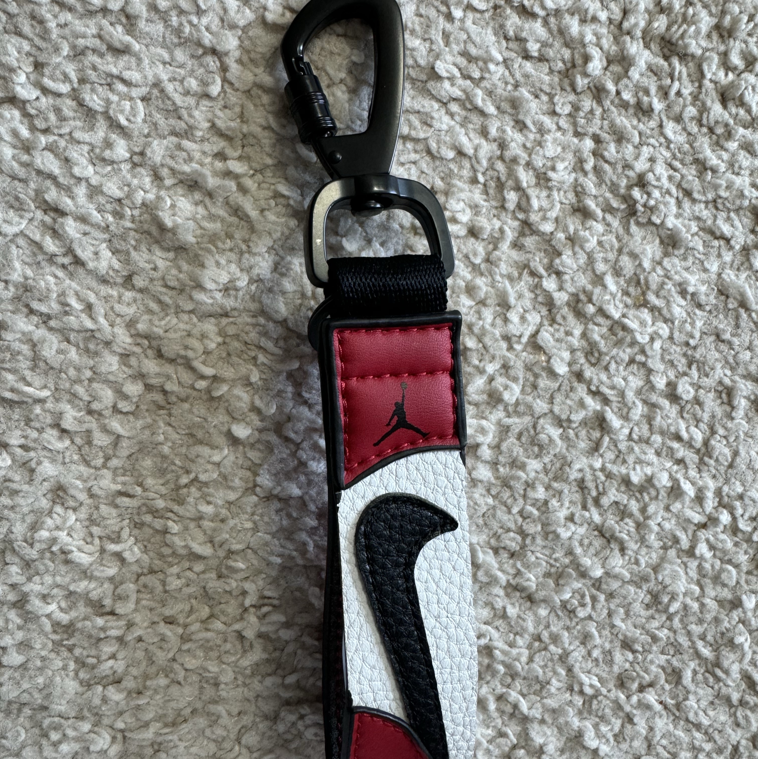 Jordan Trophy Key Holder Wrist Lanyard Gym Red White 착용 스타일