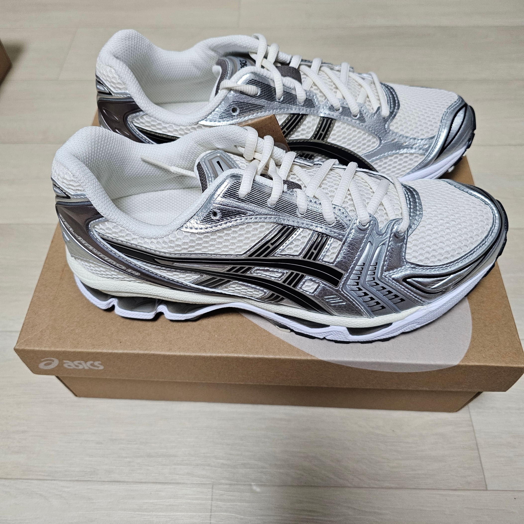 Asics Gel-Kayano 14 Cream Black 착용 스타일 - 2