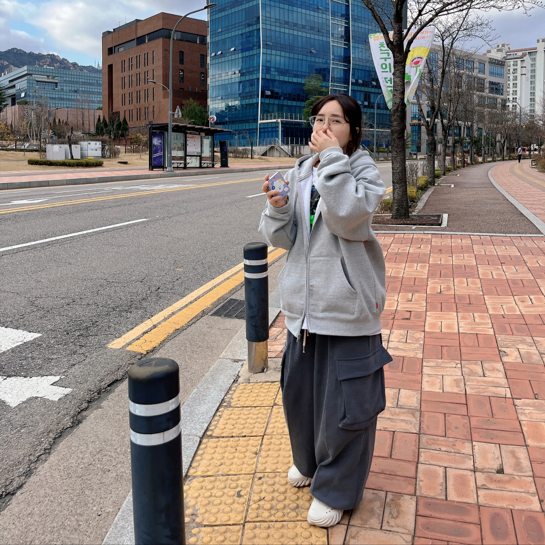 Supreme S Logo Zip Up Hooded Sweatshirt Heather Grey - 23FW, Crocs Echo Clog Stucco 착용 스타일 - 2