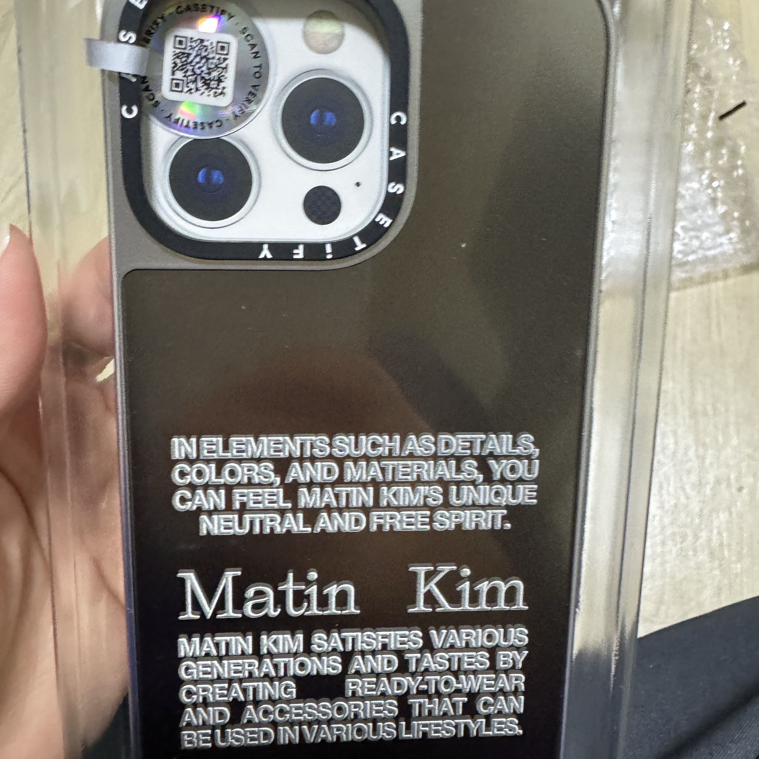 Casetify x Matin Kim iPhone Letter Magsafe Mirror Case Silver 착용 스타일 - 2