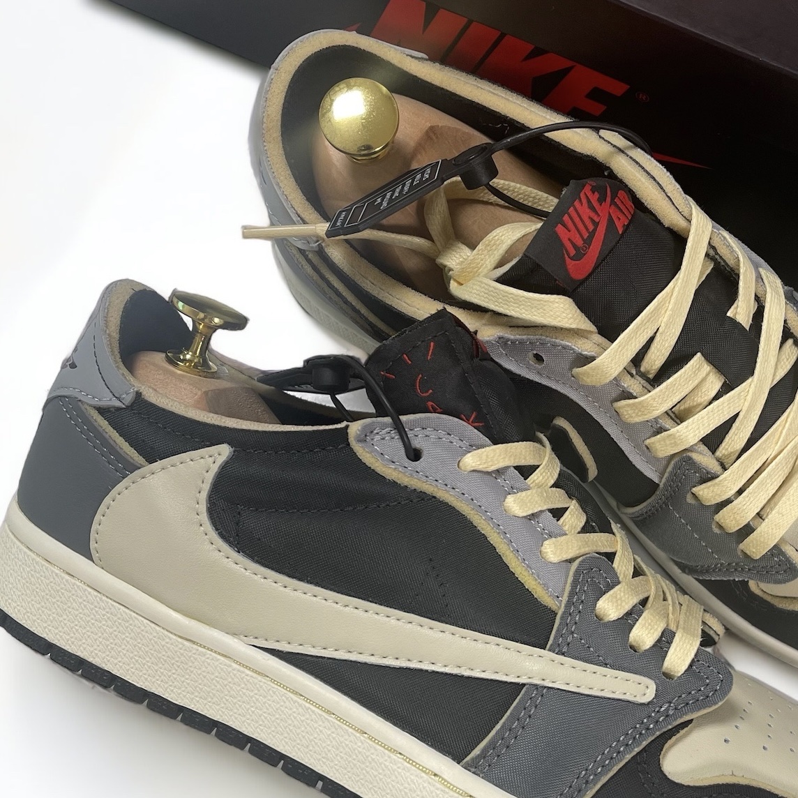 Jordan 1 Retro Low OG EX Black and Smoke Grey 착용 스타일 - 2