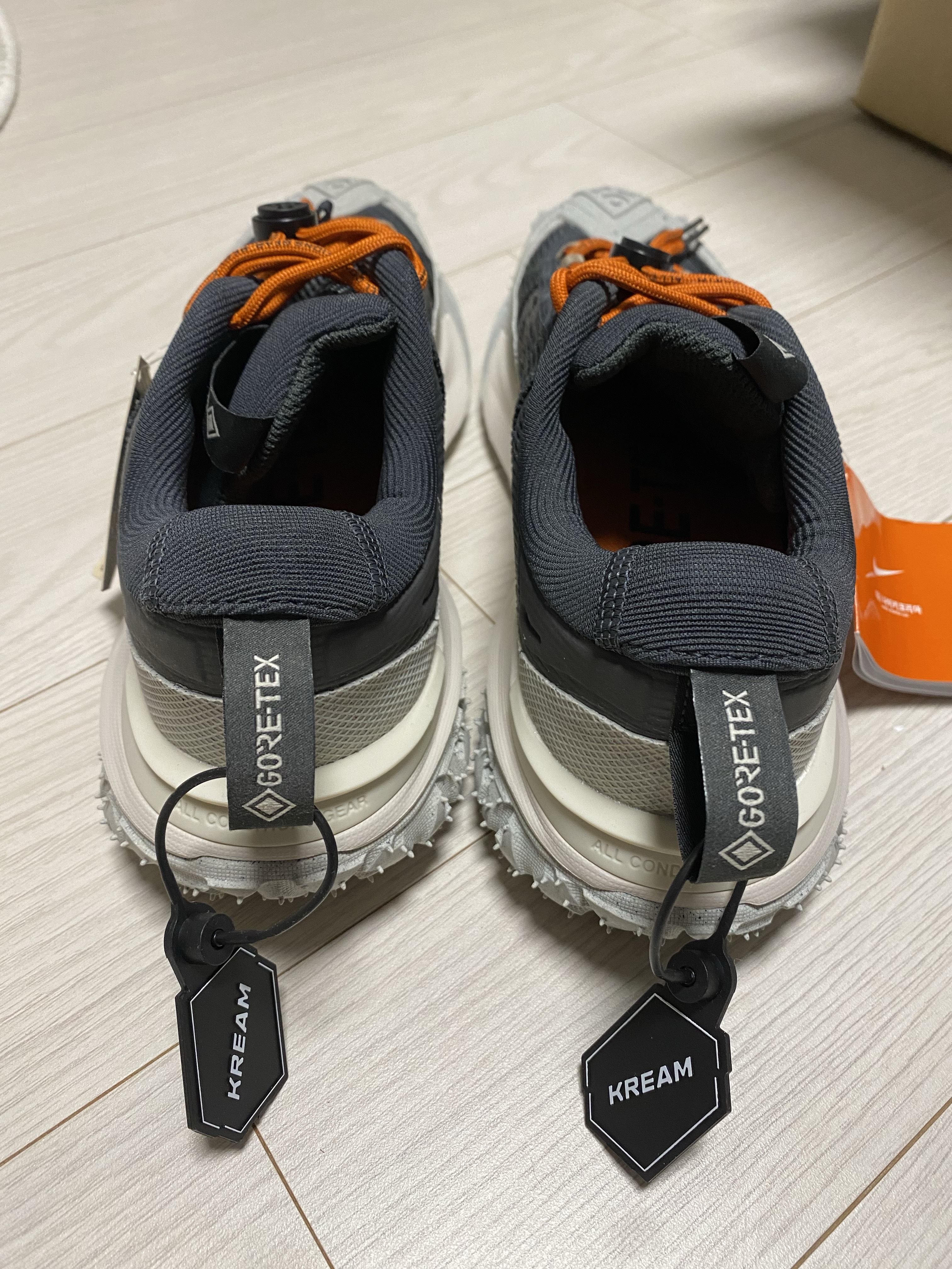Nike ACG Mountain Fly Low Gore-Tex Dark Smoke Grey 착용 스타일 - 9
