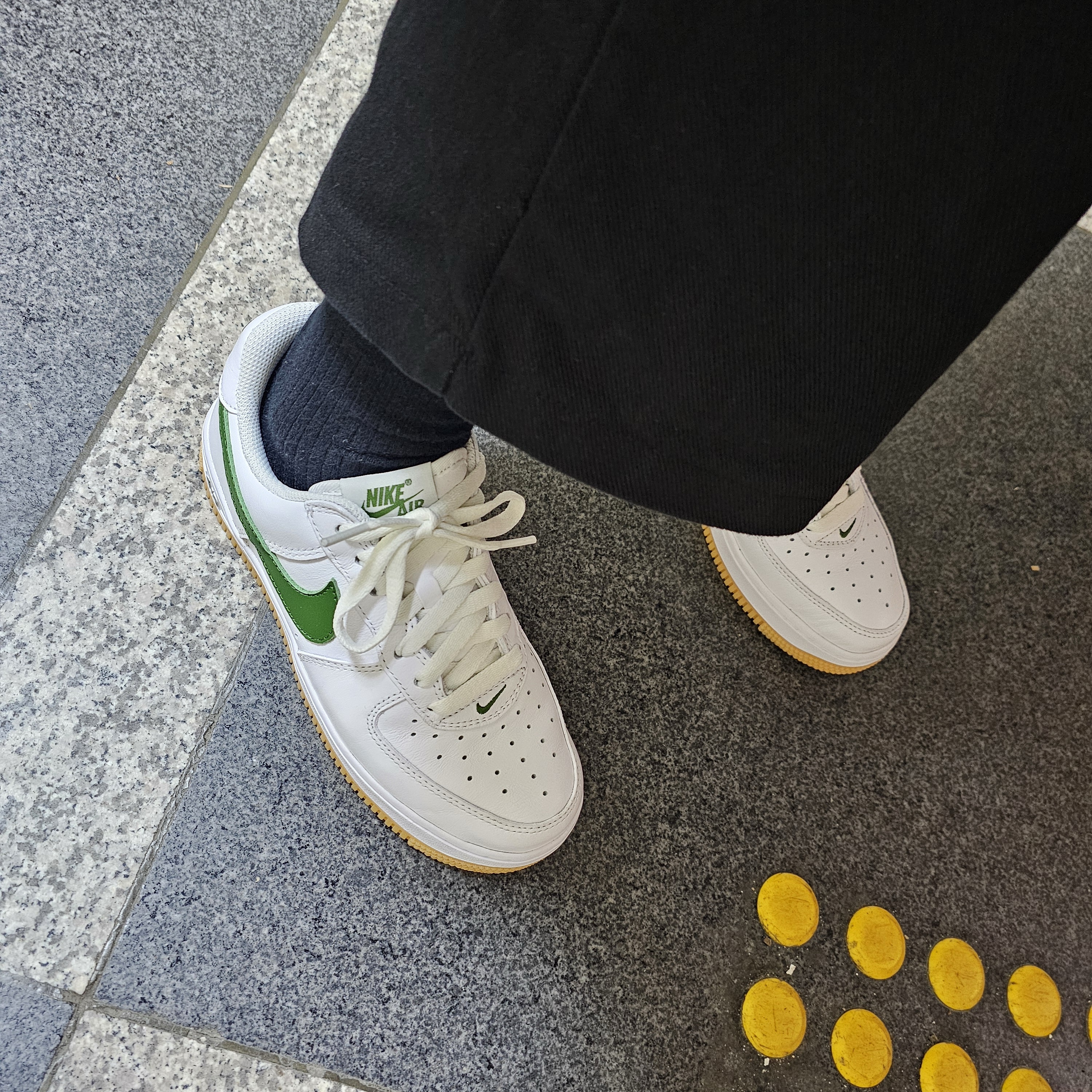 Nike Air Force 1 Low Retro Color of the Month White Forest Green 착용 스타일