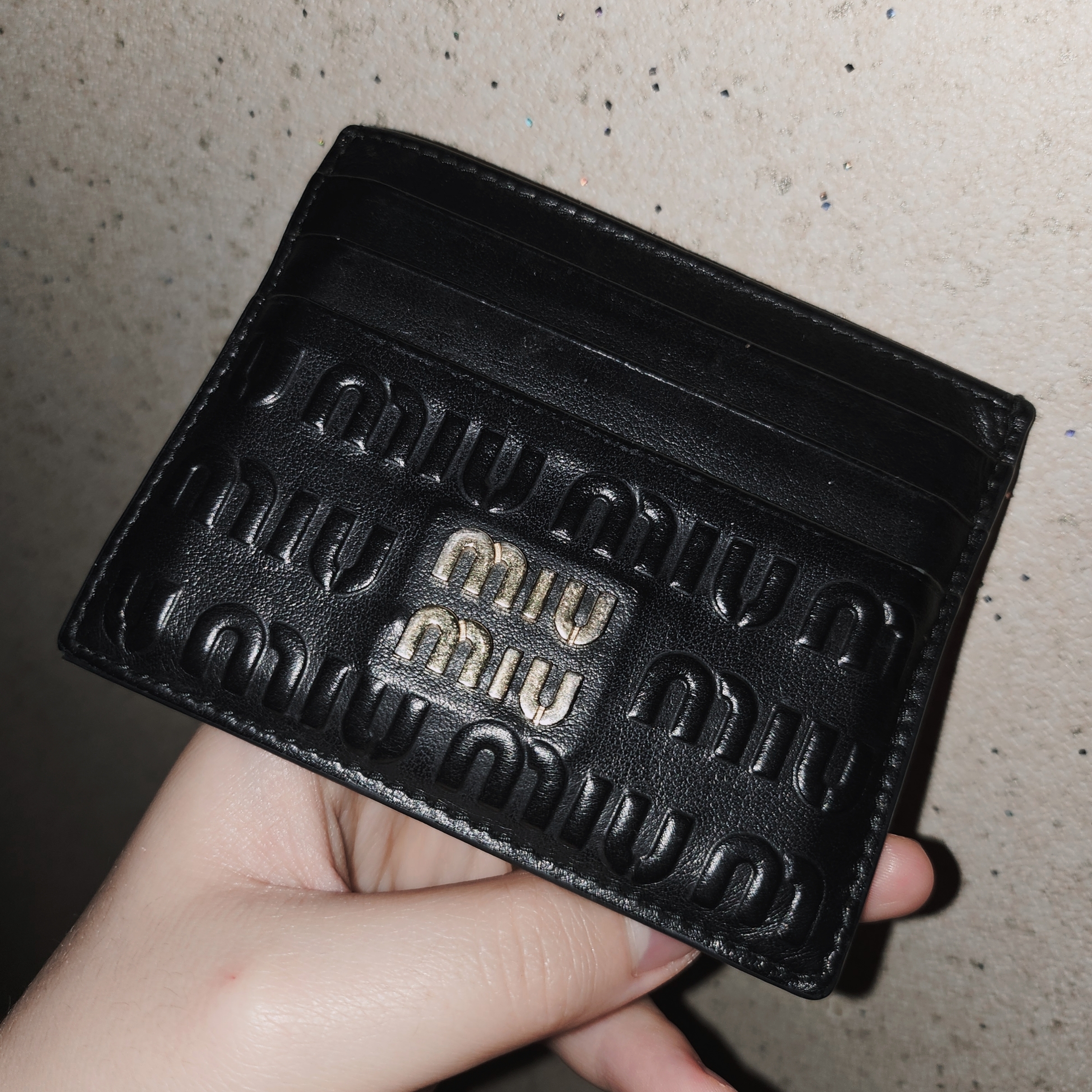 Miu Miu Embossed Logo Motif Leather Card Holder Black 착용 스타일