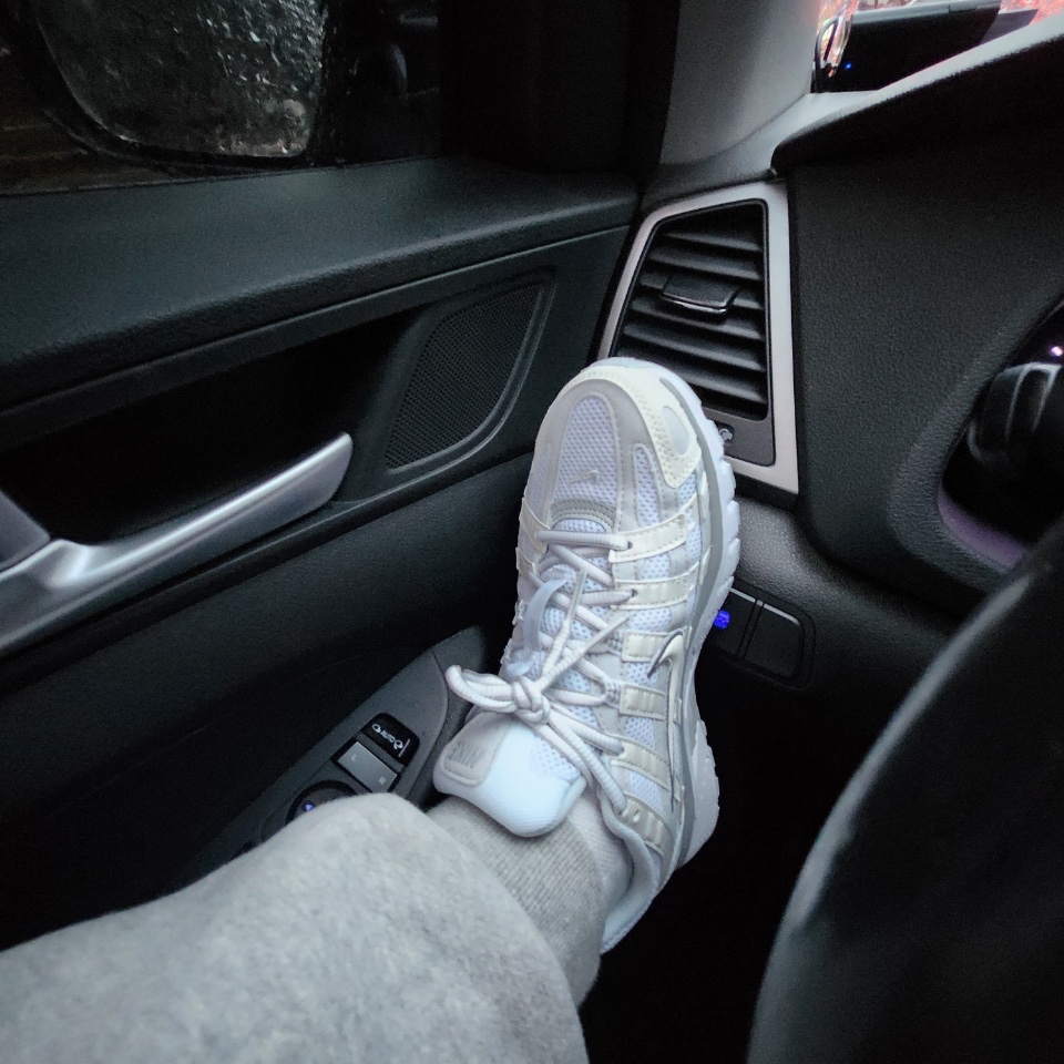 (W) Nike P-6000 Metallic Summit White 착용 스타일
