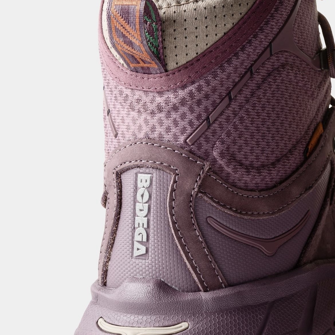 Hoka x Bodega Tor Ultra High Flint Eggplant 착용 스타일 - 3