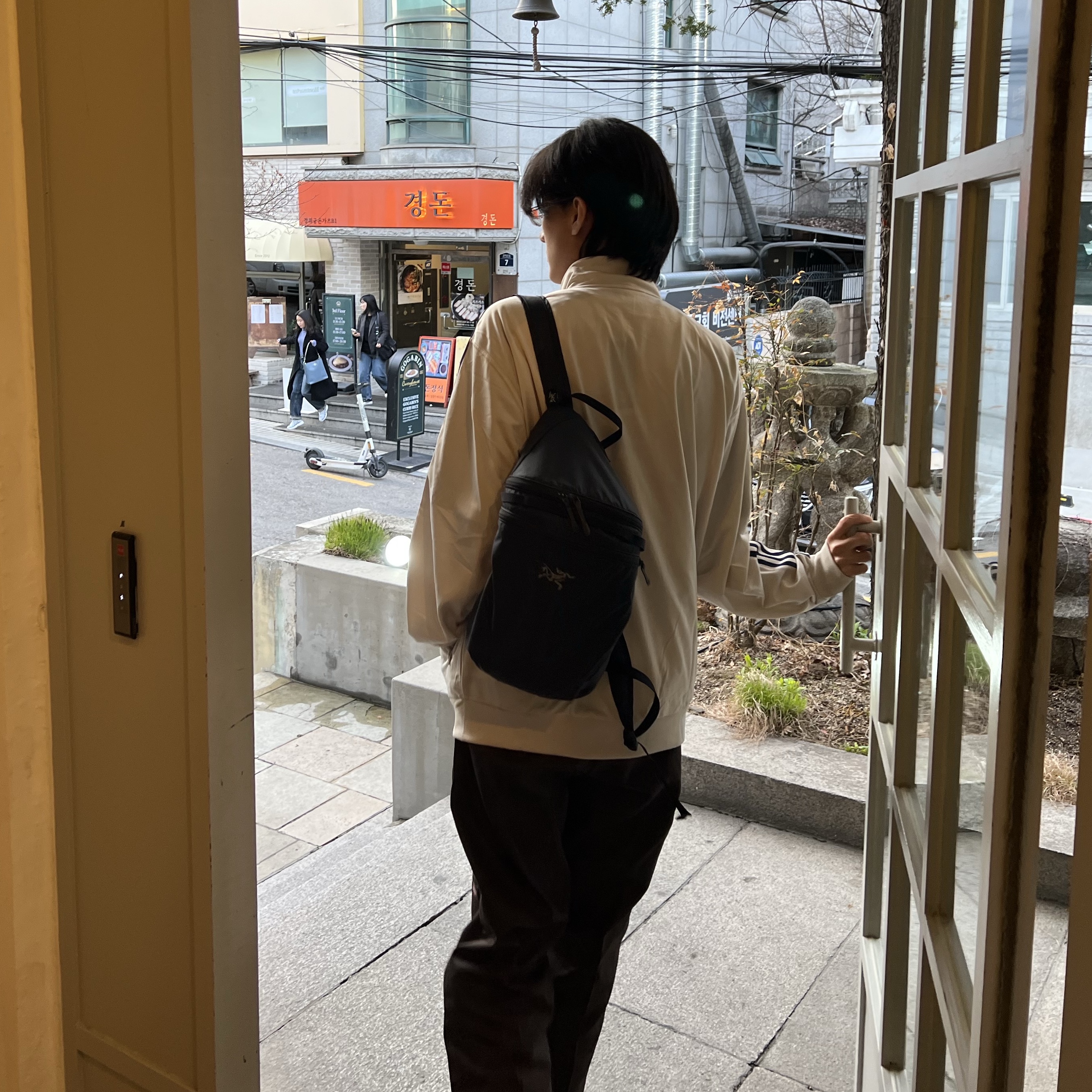 Adidas Originals Beckenbauer Track Top Bliss - KR Sizing, Apple AirPods Max Lightning Silver (Korean Ver.) 착용 스타일 - 3