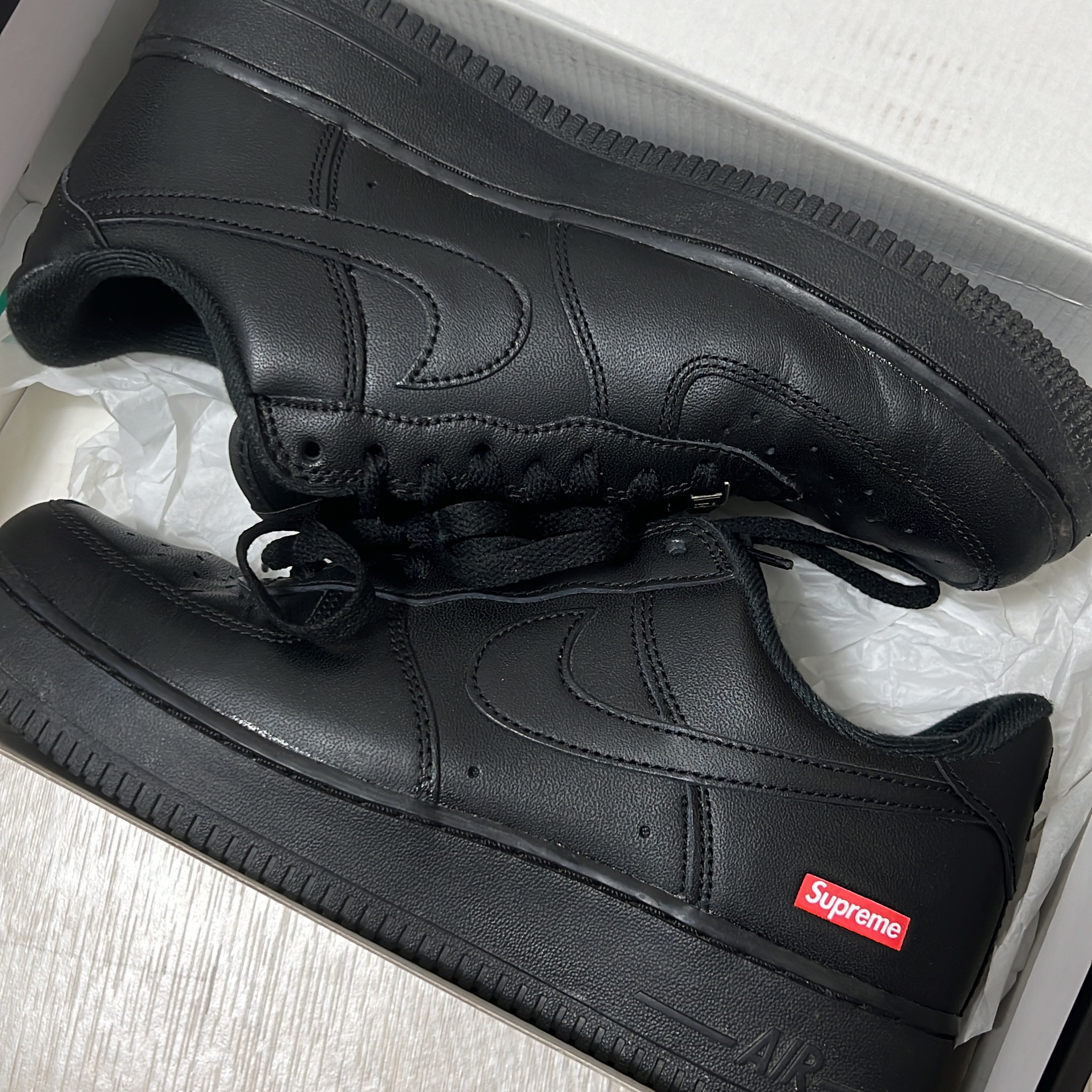 Nike x Supreme Air Force 1 Low Black 착용 스타일 - 1