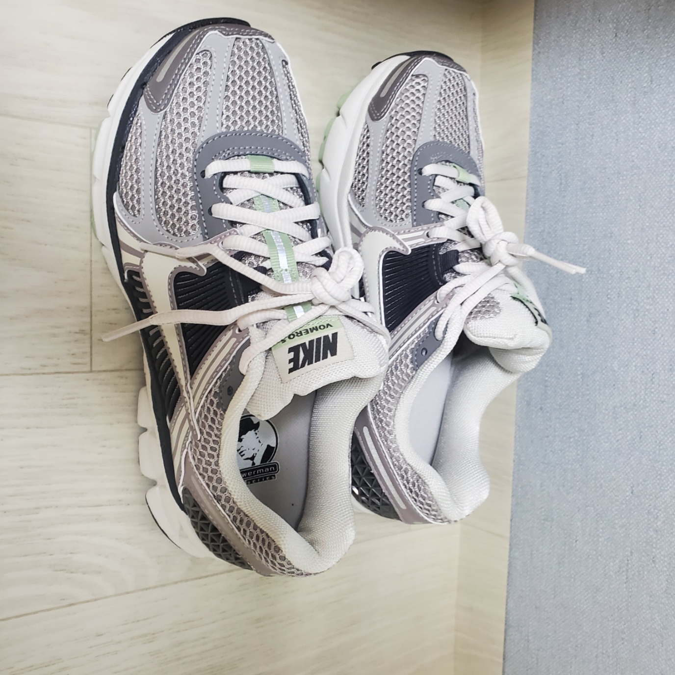 (W) Nike Zoom Vomero 5 Cobblestone and Flat Pewter 착용 스타일