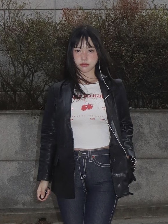 True Religion x KIRSH Crop Slim T-Shirt Ivory, True Religion x KIRSH Stitch Point Boots Cut Denim Pants Black Denim 착용 스타일 - 2