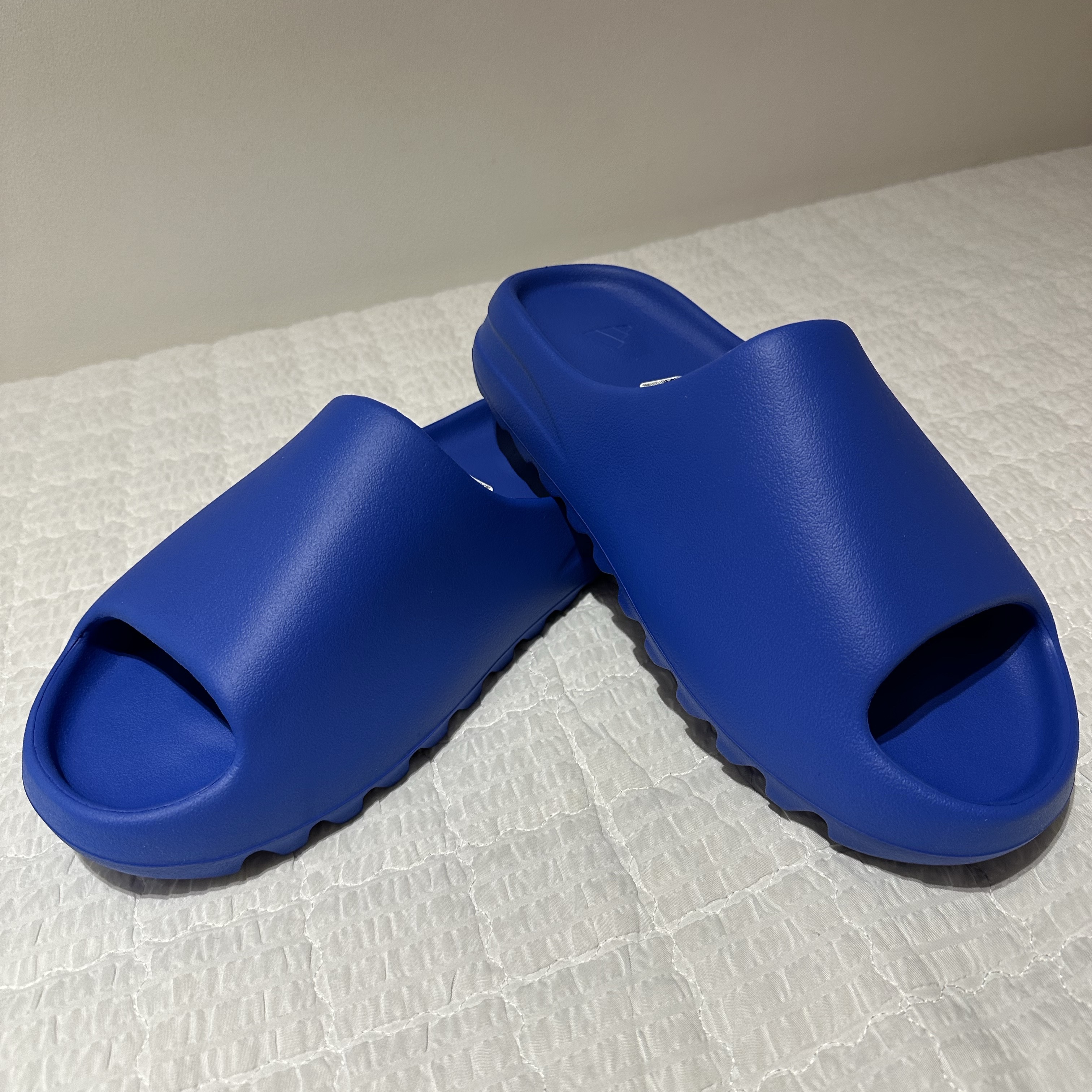 Adidas Yeezy Slide Azure 착용 스타일